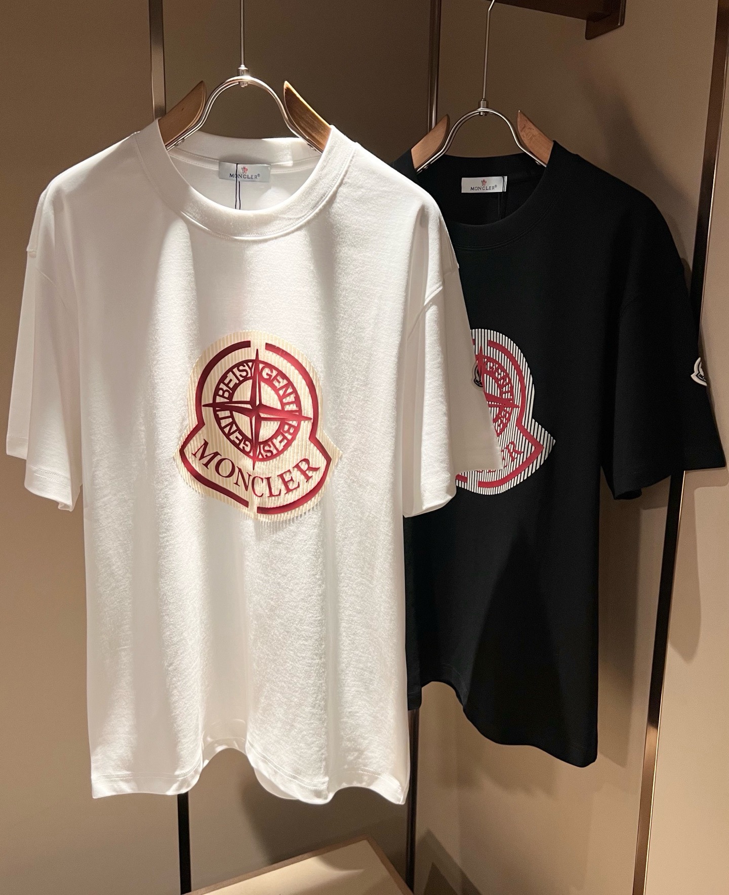 NO:909719,Moncler Mengjia 2026 spring and summer men's and women's same style couple's latest trade order short-sleeved T-shirts, all in good condition!  !  Internet celebrity model!  Adopt logo pattern printed laminated design!  The upper body is comfortable and breathable, not stiff, and the overall body has a rich three-dimensional feel. It is a quality export order and is customized with exclusive pure cotton fabric tailoring to meet the simple needs of commuters. The upper body effect is very good, slimming, and not picky about the figure. The fabric workmanship... is impeccable. Only good craftsmanship and good fabrics can make you wear a good taste. It is a must-have item for everyone!  Size M-3XL,,T-shirt,tees,t-shirt,19860909Moncler蒙家 2026春夏男女同款情侣款最新的贸易订单短袖T恤,全品相！！网红款！采用logo图案印花压胶设计！上身舒适透气,不僵硬,整体有着丰富的立体感,品质出口订单,定制专属纯棉面料剪裁,满足通勤人们对于着装的简约需求,上身效果很好,显瘦,不挑剔身材.面料做工....无可挑剔,好工艺好面料才能穿出好品味一款,人手必备单品！尺码M-3XL,,T-shirt,tees，t-shirt,,Men's clothing