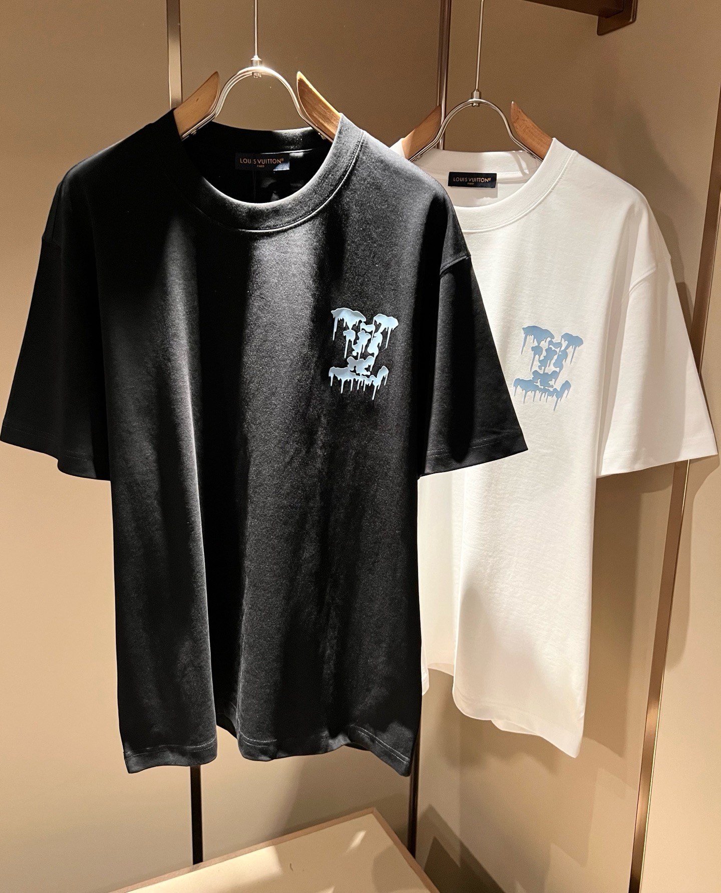 NO:909726,LouisVuitt* Louis*den's new 2026 spring and summer series of items are online. It is a very fashionable and avant-garde short-sleeved T-shirt for men and women, with a logo pattern and pressed velvet decoration!  It is different from the past and declares the design concept of brand inheritance!  Its eye-catching appeal is no less than any classic style, perfectly presenting the sense of fashion, high-end and luxury to the world!  It is made of 260 grams of imported 100% cotton material. It is made of high-quality pure cotton fabrics. It feels soft and skin-friendly. It will definitely exceed your imagination when you get it. It is extremely comfortable and breathable. Even if you sweat profusely, you will not feel greasy or stuffy. It maximizes sweat wicking and moisture absorption!  Size M-3XL,,louis vuitton,louis vuitton,T-shirt,tees,t-shirt,19860909LouisVuitt*路易*登 2026春夏全新系列单品上线,非常时髦前卫的一款男女同款短袖T恤,标识logo图案压绒修饰！区别于以往的不同,宣示品牌传承的设计理念！其吸睛度完全不亚于任何经典款式,将时髦高级感与奢华感完美呈现在世人眼前！客供进口260克全棉材质制成,精选优质纯棉面料,触感软糯亲肤细腻,实物到手绝对超乎你的想象,贴身无比舒适透气,即便是汗流浃背也不会有腻身及闷热感可言,将排汗吸湿性发挥到了极致！尺码M-3XL,,louis vuitton,louis vuitton,T-shirt,tees，t-shirt,,Men's clothing