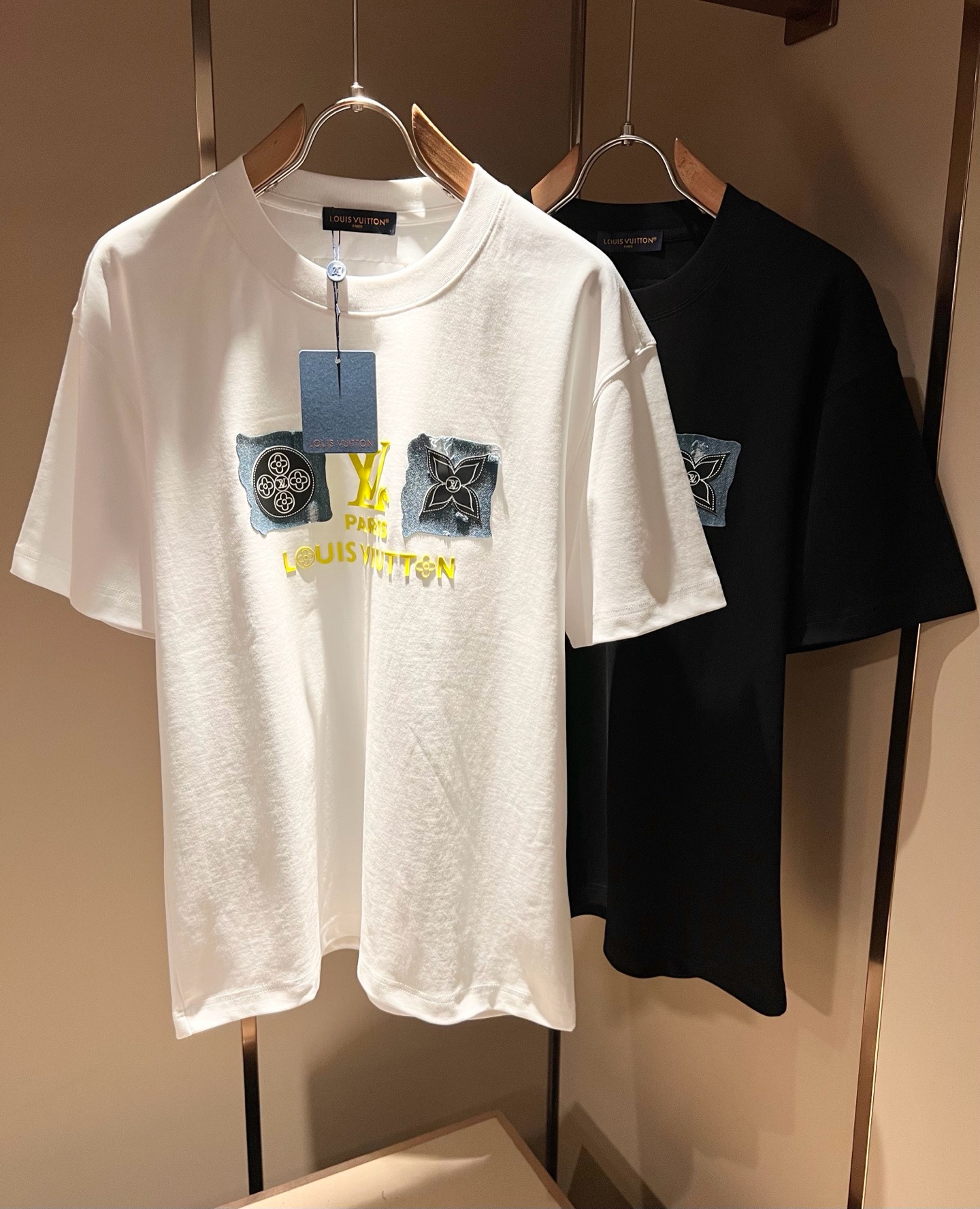NO:909731,LouisVuitt* Louis*den's 2026 spring and summer new series of items are online. It is a very fashionable and avant-garde short-sleeved T-shirt for men and women, with logo pattern laminated and decorated!  It is different from the past and declares the design concept of brand inheritance!  Its eye-catching appeal is no less than any classic style, perfectly presenting the sense of fashion, high-end and luxury to the world!  It is made of 260 grams of imported 100% cotton material. It is made of high-quality pure cotton fabrics. It feels soft and skin-friendly. It will definitely exceed your imagination when you get it. It is extremely comfortable and breathable. Even if you sweat profusely, you will not feel greasy or stuffy. It maximizes sweat wicking and moisture absorption!  Size M-3XL,,louis vuitton,louis vuitton,T-shirt,tees,t-shirt,19860909LouisVuitt*路易*登 2026春夏全新系列单品上线,非常时髦前卫的一款男女同款短袖T恤,标识logo图案压胶修饰！区别于以往的不同,宣示品牌传承的设计理念！其吸睛度完全不亚于任何经典款式,将时髦高级感与奢华感完美呈现在世人眼前！客供进口260克全棉材质制成,精选优质纯棉面料,触感软糯亲肤细腻,实物到手绝对超乎你的想象,贴身无比舒适透气,即便是汗流浃背也不会有腻身及闷热感可言,将排汗吸湿性发挥到了极致！尺码M-3XL,,louis vuitton,louis vuitton,T-shirt,tees，t-shirt,,Men's clothing