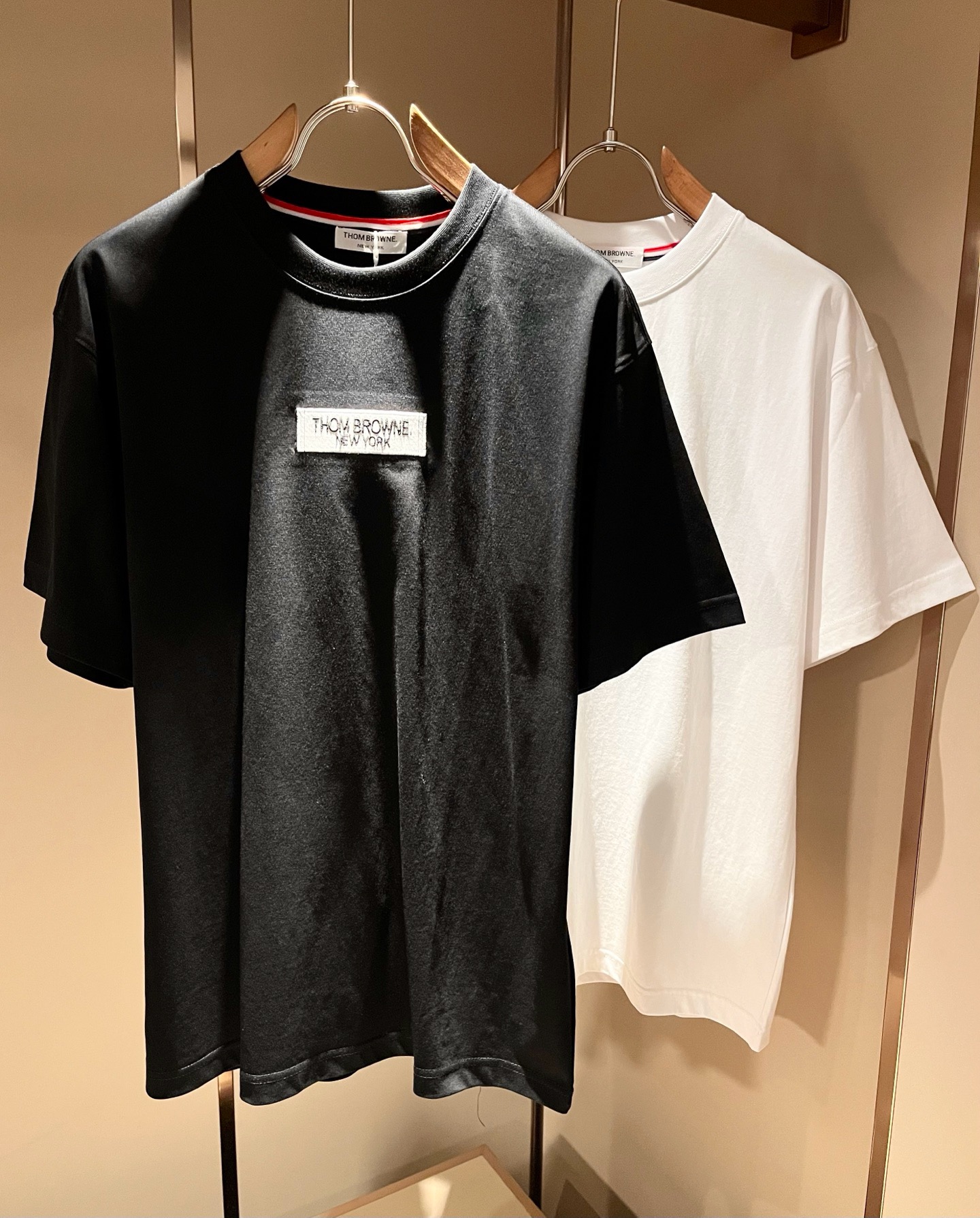 NO:915042,ThomBrow*e Thom* Lang ~ 2026 spring and summer new short-sleeved T-shirt, available on the official website at the same time, unique design charm, very high-end, simple but not simple, a new model of ready-to-wear!  The fabric is made of unique pure cotton fabric, which feels smooth and soft, has texture, and has a strong vertical feel. The upper body is smooth and not tight, and it will not cause a stuffy feeling caused by direct ultraviolet rays. The logo pattern is embroidered on the front and back!  The style is harmonious and unified, with the ultimate level of craftsmanship. The side has a very unique tailoring design style, which is very tasteful, exquisite and delicate, easy to wear and comfortable, showing sports vitality and exquisite details. The classic perfect version design shows fashion vitality in daily leisure life. It enhances men's charming style and becomes a high-end model. Sizes M-3XL, T-shirt, tees, t-shirt,19860909ThomBrow*e汤姆*朗 ~2026春夏新款短袖T恤,官网同步有售,独特设计魅力,非常高端,简约不简单,成衣新典范！面料精选独特纯棉面料,手感光滑柔软,有质感,有很强的垂直感,上身爽滑不紧绷,紫外线直射造成的闷热感,前后标识图案logo刺绣设计！风格和谐统一,极致工艺水平.侧面非常独特裁剪设计风格,非常有味道,精致细腻,好穿舒适,展现运动活力,细节考究.经典完美版型设计,日常休闲生活中展现时尚活力.提升男士魅力格调,成就高端典范.尺码M-3XL,,T-shirt,tees，t-shirt,,Men's clothing