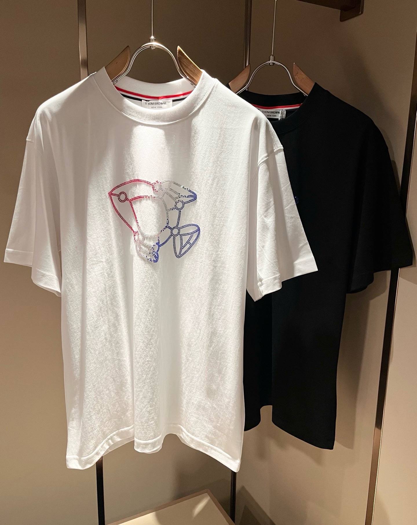 NO:915044,ThomBrow*e Thom* Lang ~ 2026 spring and summer new short-sleeved T-shirt, available on the official website at the same time, unique design charm, very high-end, simple but not simple, a new model of ready-to-wear!  The fabric is made of unique pure cotton fabric, which feels smooth and soft, has texture, and has a strong vertical feeling. The upper body is smooth and not tight, and it can not feel stuffy due to direct ultraviolet rays. The front and rear logo patterns are printed on the design!  The style is harmonious and unified, with the ultimate level of craftsmanship. The side has a very unique tailoring design style, which is very tasteful, exquisite and delicate, easy to wear and comfortable, showing sports vitality and exquisite details. The classic perfect version design shows fashion vitality in daily leisure life. It enhances men's charming style and becomes a high-end model. Sizes M-3XL, T-shirt, tees, t-shirt,19860909ThomBrow*e汤姆*朗 ~2026春夏新款短袖T恤,官网同步有售,独特设计魅力,非常高端,简约不简单,成衣新典范！面料精选独特纯棉面料,手感光滑柔软,有质感,有很强的垂直感,上身爽滑不紧绷,紫外线直射造成的闷热感,前后标识图案logo印花设计！风格和谐统一,极致工艺水平.侧面非常独特裁剪设计风格,非常有味道,精致细腻,好穿舒适,展现运动活力,细节考究.经典完美版型设计,日常休闲生活中展现时尚活力.提升男士魅力格调,成就高端典范.尺码M-3XL,,T-shirt,tees，t-shirt,,Men's clothing