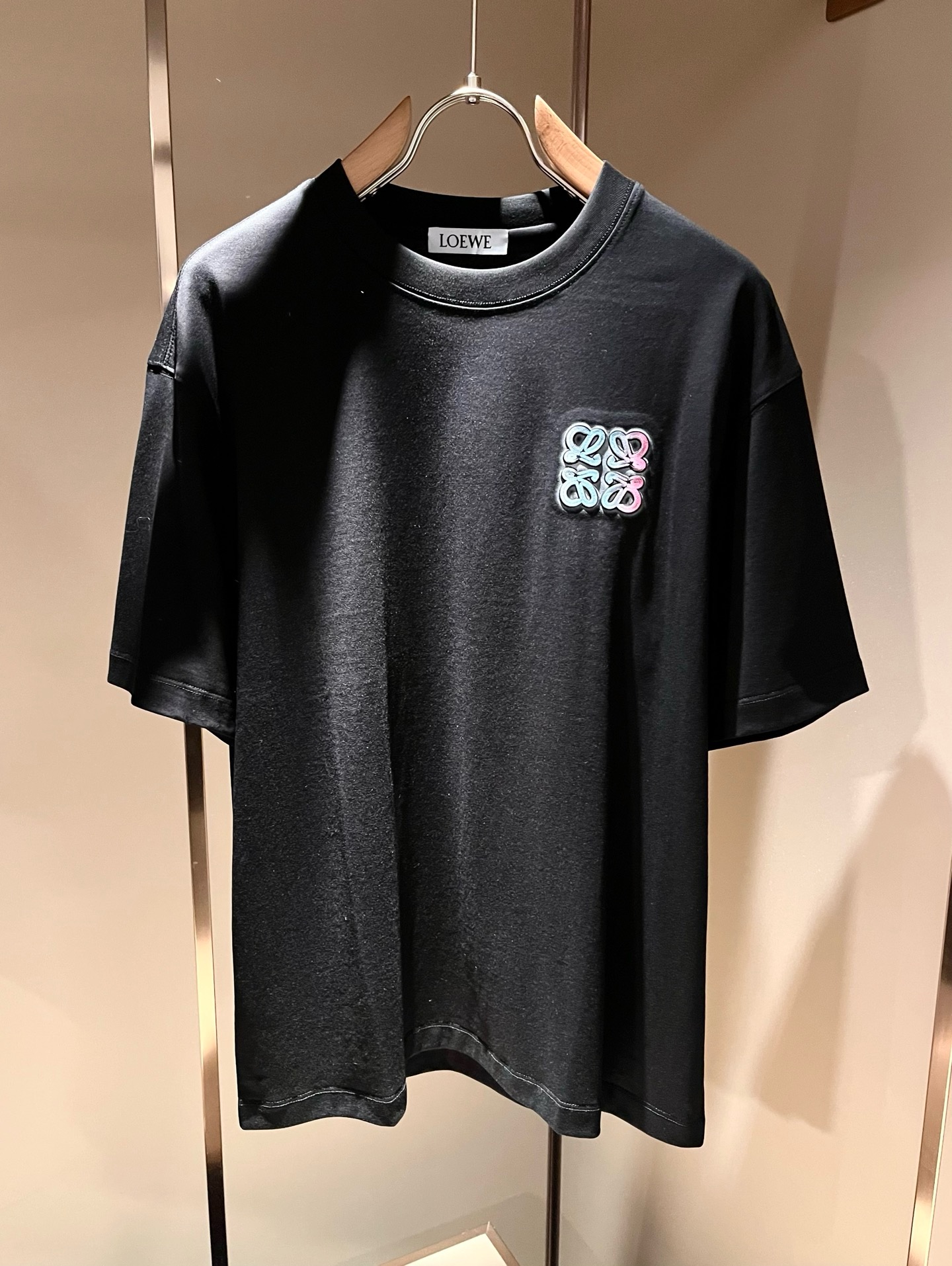 NO:915048,LOE*WE 2026 spring and summer new short-sleeved T-shirt for men and women, original Italian order channel, highly personalized and high-end style, logo pattern laminated printing technology design!  Pure cotton short-sleeved T-shirt for couples!  !  The latest popular fashion product has arrived. It is a simple and high-end fashion item. It is a fashion product with very high-end charm and is a must-have item for fashion trends!  Italian original factory channel, special supply level order, released simultaneously by Hong Kong, Macao and Taiwan buyer stores. This model is also the latest popular product of Loewe family this year, and it is also the most classic product. Its specifications and quality are beyond doubt!  !  The selection is extremely diverse. It goes without saying that this style has that fresh and natural feeling, which highlights the brand's charm and high-end sense. The texture of this style is very good, and the weight and color that can be felt by hand are even better on the skin. It is a full wearing enjoyment!  !  Size: M-3XL,,loewe,loewe,T-shirt,tees,t-shirt,19860909LOE*WE罗*威 2026春夏新款男女同款短袖T恤,意大利原厂订单渠道,极具个性高级风,标志logo图案压胶印花工艺设计！情侣款纯棉短袖T恤！！最新时尚潮流人气产物驾到,又是一款简约高级的时尚单品,穿搭魅力十分高级不俗的时尚产物 ,时尚潮流必备单品！意大利原厂渠道,特供级别订单,同步港澳台买手店发布,此款也是罗意威家今年的最新人气产物,也是最经典的产物,其规格跟档次更是毋庸置疑！！ 选择极具多样化,言而喻此款自然具备那种清新自然的感觉,彰显品牌魅力与高级感,此款的质感十分的到位,用手可以感知的重磅跟出彩亲肤程度更是上佳,十足的穿着享受！！尺码: M-3XL,,loewe,loewe,T-shirt,tees，t-shirt,,Men's clothing
