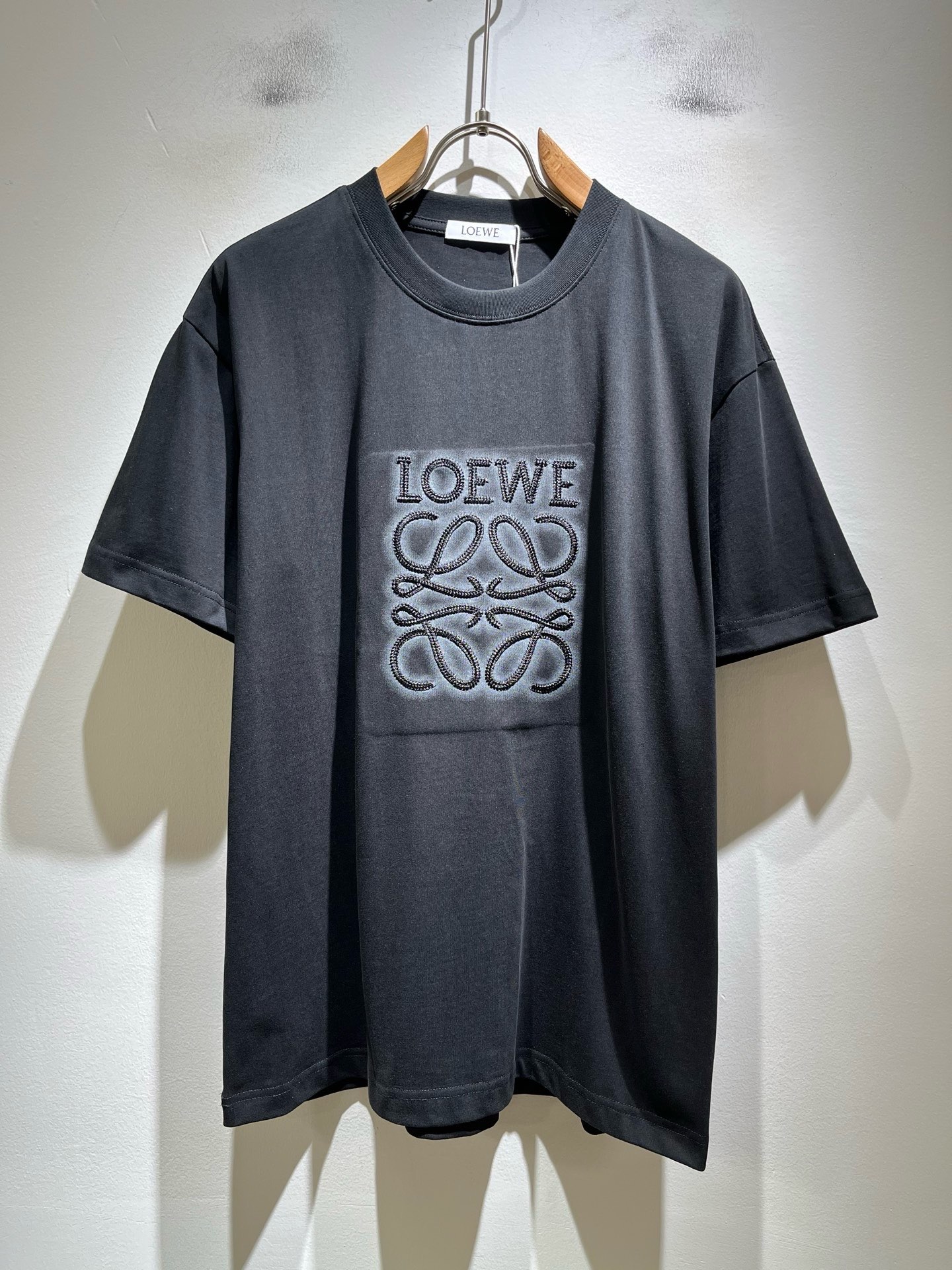 NO:909743,LOE*WE 2026 spring and summer new short-sleeved T-shirt for men and women, original Italian order channel, highly personalized and high-end style, logo pattern laminated printing technology design!  Pure cotton short-sleeved T-shirt for couples!  !  The latest popular fashion product has arrived. It is a simple and high-end fashion item. It is a fashion product with very high-end charm and is a must-have item for fashion trends!  Italian original factory channel, special supply level order, released simultaneously by Hong Kong, Macao and Taiwan buyer stores. This model is also the latest popular product of Loewe family this year, and it is also the most classic product. Its specifications and quality are beyond doubt!  !  The selection is extremely diverse. It goes without saying that this style has that fresh and natural feeling, which highlights the brand's charm and high-end sense. The texture of this style is very good, and the weight and color that can be felt by hand are even better on the skin. It is a full wearing enjoyment!  !  Size: M-3XL,,loewe,loewe,T-shirt,tees,t-shirt,19860909LOE*WE罗*威 2026春夏新款男女同款短袖T恤,意大利原厂订单渠道,极具个性高级风,标志logo图案压胶印花工艺设计！情侣款纯棉短袖T恤！！最新时尚潮流人气产物驾到,又是一款简约高级的时尚单品,穿搭魅力十分高级不俗的时尚产物 ,时尚潮流必备单品！意大利原厂渠道,特供级别订单,同步港澳台买手店发布,此款也是罗意威家今年的最新人气产物,也是最经典的产物,其规格跟档次更是毋庸置疑！！ 选择极具多样化,言而喻此款自然具备那种清新自然的感觉,彰显品牌魅力与高级感,此款的质感十分的到位,用手可以感知的重磅跟出彩亲肤程度更是上佳,十足的穿着享受！！尺码: M-3XL,,loewe,loewe,T-shirt,tees，t-shirt,,Men's clothing