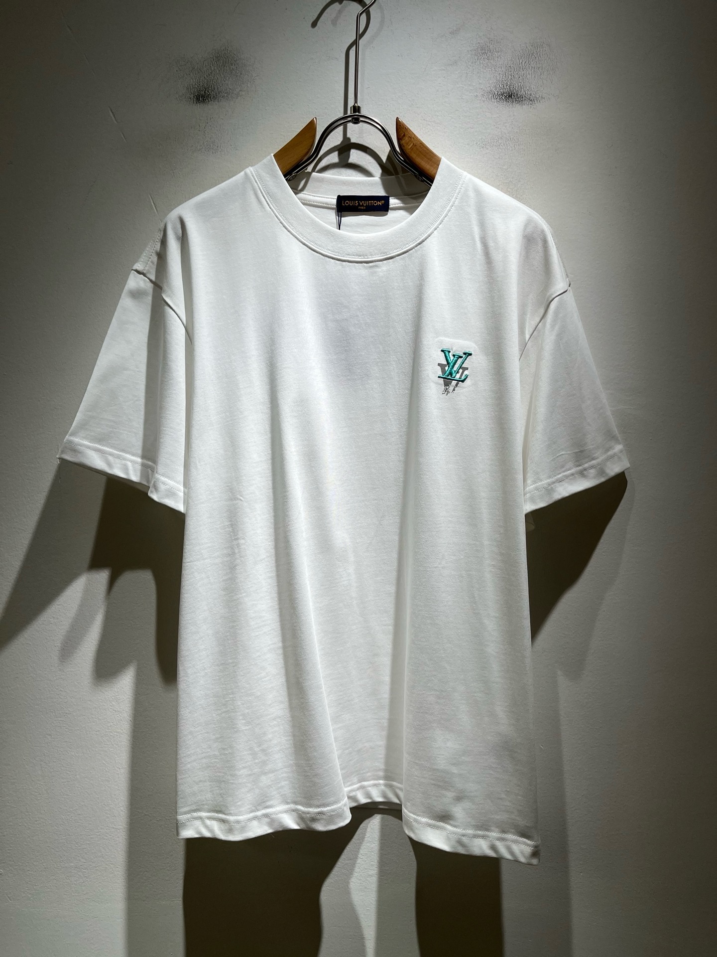 NO:909749,LouisVuitt* Louis*den's 2026 spring and summer new series of items are online. It is a very fashionable and avant-garde short-sleeved T-shirt for men and women, decorated with logo and pattern embroidery!  It is different from the past and declares the design concept of brand inheritance!  Its eye-catching appeal is no less than any classic style, perfectly presenting the sense of fashion, high-end and luxury to the world!  It is made of 260 grams of imported 100% cotton material. It is made of high-quality pure cotton fabrics. It feels soft and skin-friendly. It will definitely exceed your imagination when you get it. It is extremely comfortable and breathable. Even if you sweat profusely, you will not feel greasy or stuffy. It maximizes sweat wicking and moisture absorption!  Size S-2XL,,louis vuitton,louis vuitton,T-shirt,tees,t-shirt,19860909LouisVuitt*路易*登 2026春夏全新系列单品上线,非常时髦前卫的一款男女同款短袖T恤,标识logo图案压胶刺绣修饰！区别于以往的不同,宣示品牌传承的设计理念！其吸睛度完全不亚于任何经典款式,将时髦高级感与奢华感完美呈现在世人眼前！客供进口260克全棉材质制成,精选优质纯棉面料,触感软糯亲肤细腻,实物到手绝对超乎你的想象,贴身无比舒适透气,即便是汗流浃背也不会有腻身及闷热感可言,将排汗吸湿性发挥到了极致！尺码S-2XL,,louis vuitton,louis vuitton,T-shirt,tees，t-shirt,,Men's clothing