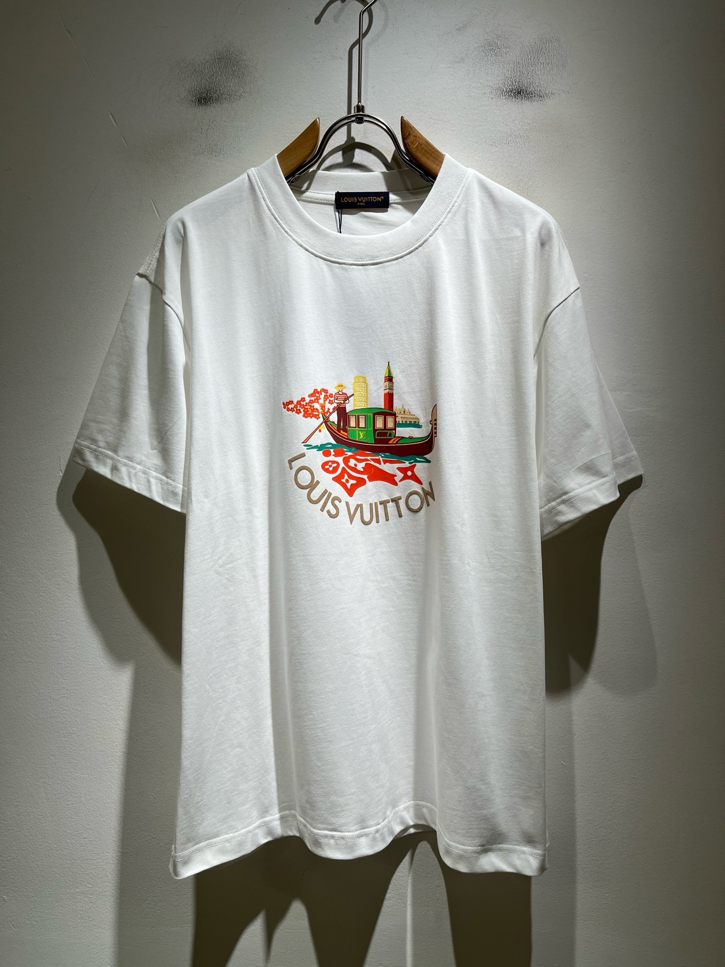 NO:909755,LouisVuitt* Louis*den's new 2026 spring and summer series of items are online. It is a very fashionable and avant-garde short-sleeved T-shirt for men and women, decorated with logo pattern printing!  It is different from the past and declares the design concept of brand inheritance!  Its eye-catching appeal is no less than any classic style, perfectly presenting the sense of fashion, high-end and luxury to the world!  It is made of 260 grams of imported 100% cotton material. It is made of high-quality pure cotton fabrics. It feels soft and skin-friendly. It will definitely exceed your imagination when you get it. It is extremely comfortable and breathable. Even if you sweat profusely, you will not feel greasy or stuffy. It maximizes sweat wicking and moisture absorption!  Size S-2XL,,louis vuitton,louis vuitton,T-shirt,tees,t-shirt,19860909LouisVuitt*路易*登 2026春夏全新系列单品上线,非常时髦前卫的一款男女同款短袖T恤,标识logo图案印花修饰！区别于以往的不同,宣示品牌传承的设计理念！其吸睛度完全不亚于任何经典款式,将时髦高级感与奢华感完美呈现在世人眼前！客供进口260克全棉材质制成,精选优质纯棉面料,触感软糯亲肤细腻,实物到手绝对超乎你的想象,贴身无比舒适透气,即便是汗流浃背也不会有腻身及闷热感可言,将排汗吸湿性发挥到了极致！尺码S-2XL,,louis vuitton,louis vuitton,T-shirt,tees，t-shirt,,Men's clothing