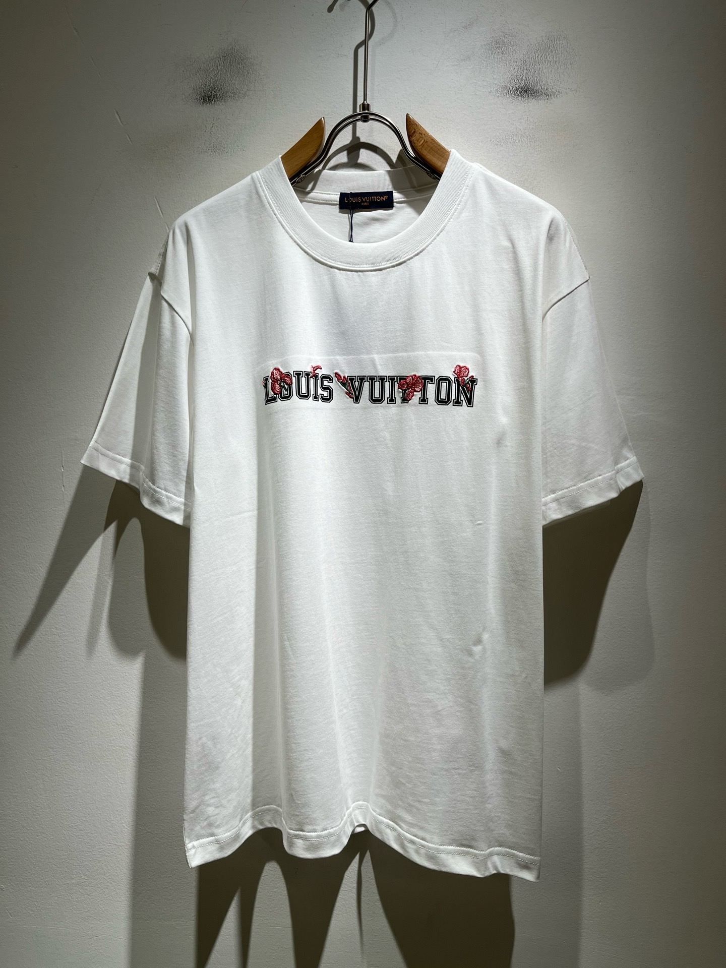 NO:912240,LouisVuitt* Louis*den's new 2026 spring and summer series of items are online. It is a very fashionable and avant-garde short-sleeved T-shirt for men and women, decorated with logo pattern printing!  It is different from the past and declares the design concept of brand inheritance!  Its eye-catching appeal is no less than any classic style, perfectly presenting the sense of fashion, high-end and luxury to the world!  It is made of 260 grams of imported 100% cotton material. It is made of high-quality pure cotton fabrics. It feels soft and skin-friendly. It will definitely exceed your imagination when you get it. It is extremely comfortable and breathable. Even if you sweat profusely, you will not feel greasy or stuffy. It maximizes sweat wicking and moisture absorption!  Size S-2XL,,louis vuitton,louis vuitton,T-shirt,tees,t-shirt,19860909LouisVuitt*路易*登 2026春夏全新系列单品上线,非常时髦前卫的一款男女同款短袖T恤,标识logo图案印花修饰！区别于以往的不同,宣示品牌传承的设计理念！其吸睛度完全不亚于任何经典款式,将时髦高级感与奢华感完美呈现在世人眼前！客供进口260克全棉材质制成,精选优质纯棉面料,触感软糯亲肤细腻,实物到手绝对超乎你的想象,贴身无比舒适透气,即便是汗流浃背也不会有腻身及闷热感可言,将排汗吸湿性发挥到了极致！尺码S-2XL,,louis vuitton,louis vuitton,T-shirt,tees，t-shirt,,Men's clothing