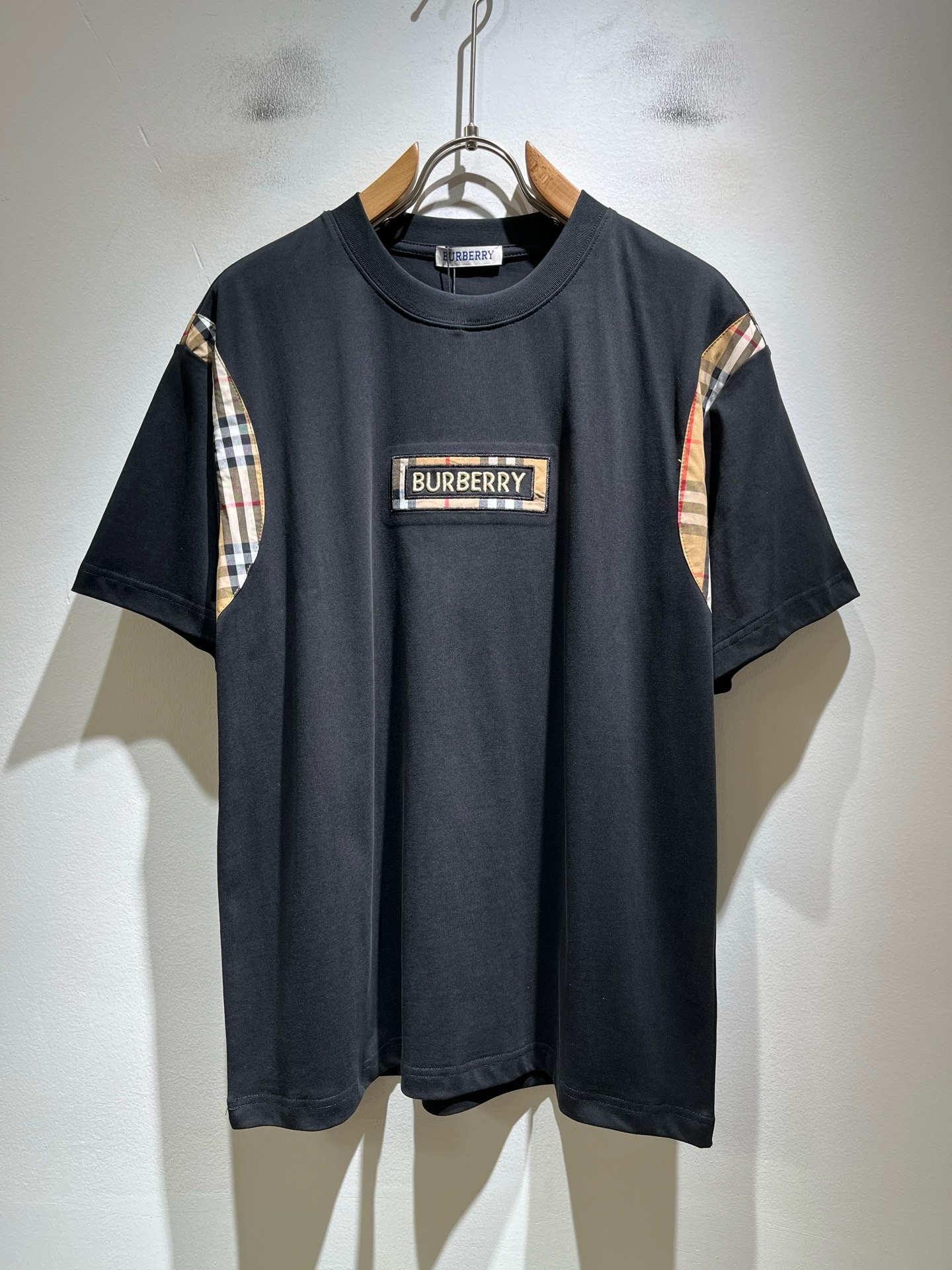 NO:909761,BURBER*Y's 2026 spring and summer new unisex short-sleeved T-shirt is a big hit. It is made of the recently popular environmentally friendly pure cotton fabric. It is a high-end outdoor sports and leisure series. It is a very hot sports trend!  BUR's latest research and development of special materials and logo design!  The fabric is also called memory cloth, which refers to the fabric with morphological memory function. It beats all versions on the market instantly. It can only be said that it is not on the same level at all. Whether it is the material, the degree of detail restoration and the craftsmanship, it is not afraid of any challenges, just to provide everyone with wonderful products. As always, it is consistent and implemented.  A style of BUR's core concept will be tightly tied to fashion, always maintaining a perfect, simple but not simple design style, which perfectly meets your daily needs. Size: S-2XL,, burberry, T-shirt, tees, t-shirt,19860909BURBER*Y巴*莉2026春夏新品男女同款短袖T恤,重磅来袭,最近比较火热的环保纯棉面料制作而成,高端户外运动休闲系列,非常火热运动风潮！BUR最新研发的特殊材质,标志logo图案设计！面料也叫记忆布,是指具有形态记忆功能的面料,秒杀市面上一切版本,只能说根本就不是一个级别的存在,不管是材质还是细节还原度以及工艺制作方面,不惧任何挑战,只为给大家奉献绝妙产物一如既往,始终如一,贯彻了BUR核心理念的一个款式将与时尚紧紧的捆绑在一起,时刻保持完美,简约而不简单的的设计风格,完美的满足了你日常所需要的穿搭.尺码:S-2XL,,burberry,T-shirt,tees，t-shirt,,Men's clothing