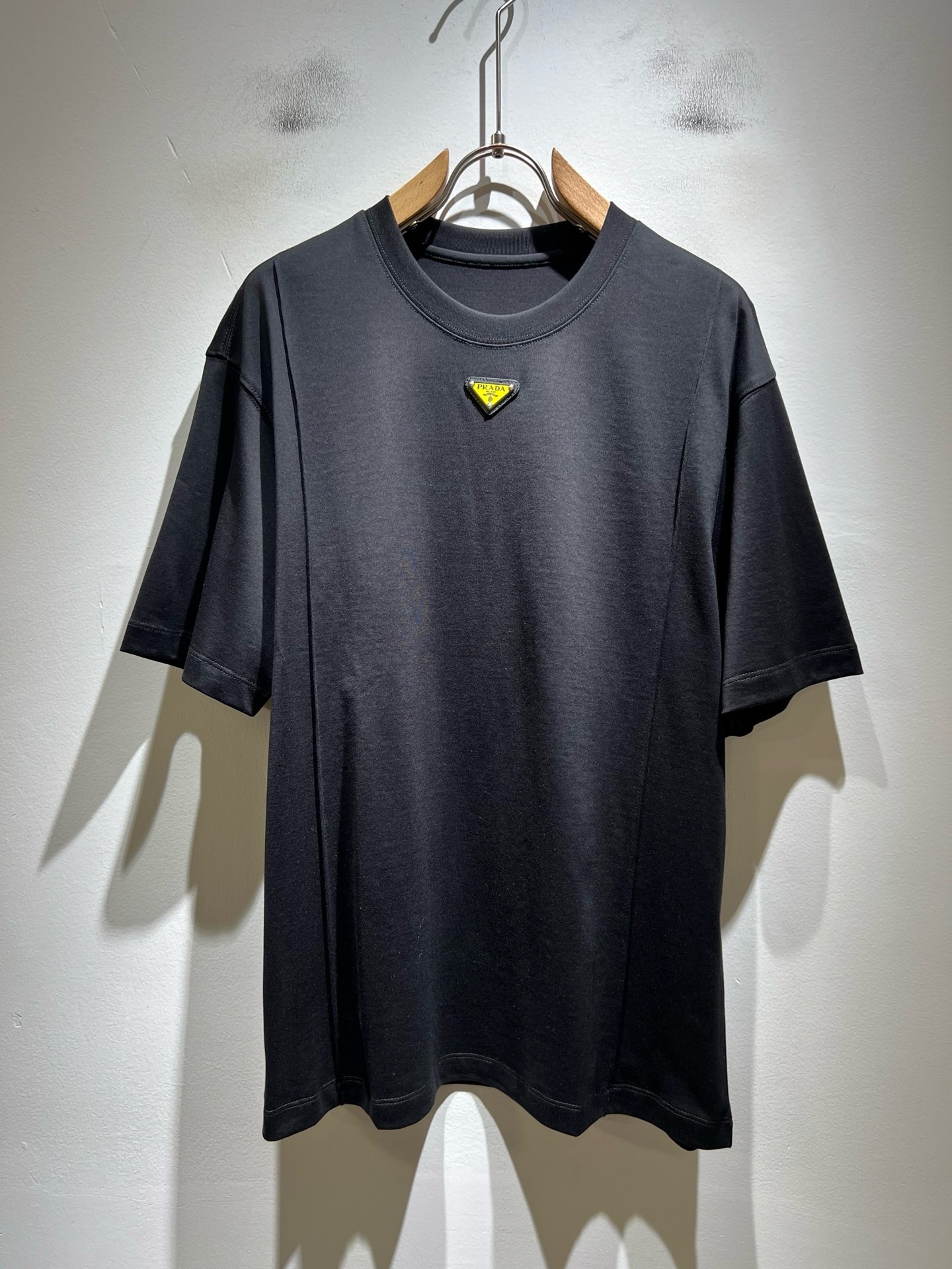 NO:930161,PRAD*A 2026 spring and summer new short-sleeved T-shirt, the latest model is exclusively available on the entire network!  !  ~It is both classic and fashionable, who doesn’t love it? It shows the classic again, it is very eye-catching, and it has a low-luxury aura and recognition!  Pr*da's traditional brand concept and modern advanced technology are perfectly combined. Coupled with an extremely modern and simple design, Pr*da's exclusive logo pattern badge design!  Customized 100% imported pure cotton fabric!  The texture of this model is quite impressive. You can tell the specifications and grades at your fingertips. The level of finesse and breathability are top-notch!  Size M-3XL,,prada,T-shirt,tees,t-shirt,19860909PRAD*A普*达2026春夏新款短袖T恤,最新款全网独家首上！！~既经典有时尚百搭,谁不爱啊,将经典再次展现,非常的耐看,自带低奢光环与辨识度！Pr*da传统的品牌理念和现代化的先进技术进行了完美结合.加上极其现代摩登风范的简约设计,p家专属logo图案徽章设计！定制百分百进口纯棉面料！此款的质感相当感人 触手便知规格档次 细腻程度与透气效果堪称顶级！尺码M-3XL,,prada,T-shirt,tees，t-shirt,,Men's clothing