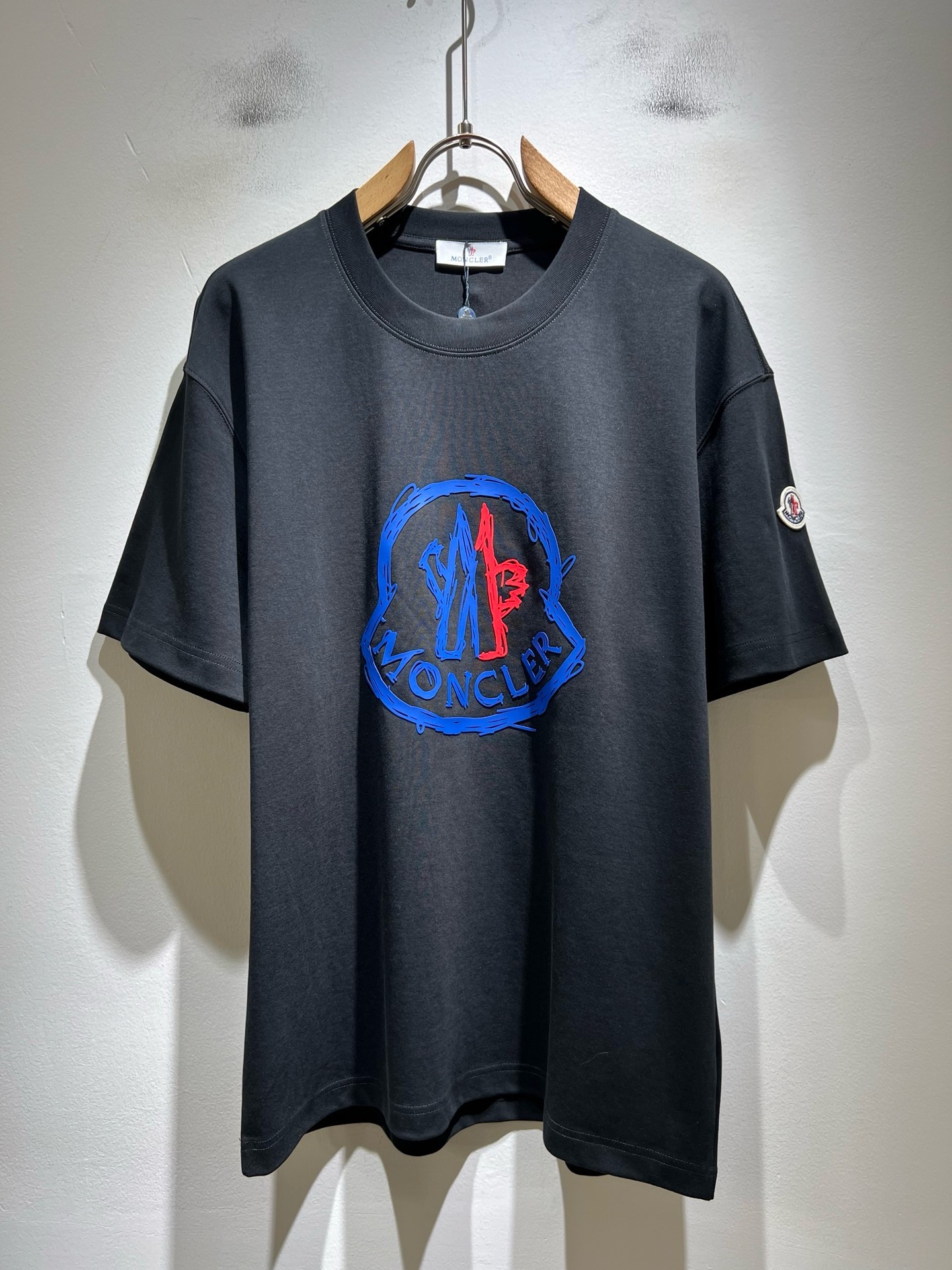 NO:912246,Moncler Mengjia 2026 spring and summer men's and women's same style couple's latest trade order short-sleeved T-shirts, all in good condition!  !  Internet celebrity model!  Adopt logo pattern printed laminated design!  The upper body is comfortable and breathable, not stiff, and the overall body has a rich three-dimensional feel. It is a quality export order and is customized with exclusive pure cotton fabric tailoring to meet the simple needs of commuters. The upper body effect is very good, slimming, and not picky about the figure. The fabric workmanship... is impeccable. Only good craftsmanship and good fabrics can make you wear a good taste. It is a must-have item for everyone!  Size M-3XL,,T-shirt,tees,t-shirt,19860909Moncler蒙家 2026春夏男女同款情侣款最新的贸易订单短袖T恤,全品相！！网红款！采用logo图案印花压胶设计！上身舒适透气,不僵硬,整体有着丰富的立体感,品质出口订单,定制专属纯棉面料剪裁,满足通勤人们对于着装的简约需求,上身效果很好,显瘦,不挑剔身材.面料做工....无可挑剔,好工艺好面料才能穿出好品味一款,人手必备单品！尺码M-3XL,,T-shirt,tees，t-shirt,,Men's clothing