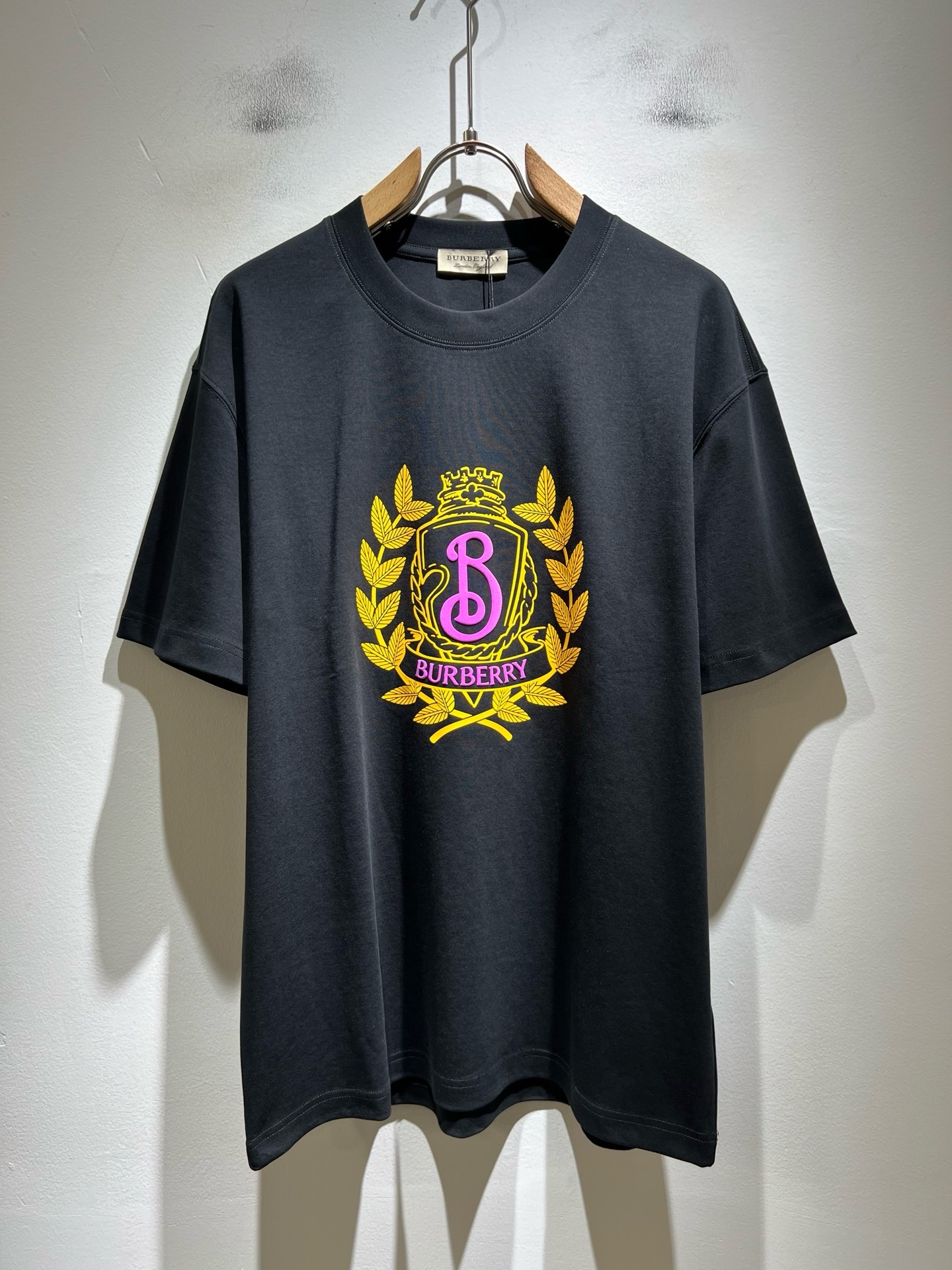 NO:912243,BURBER*Y's 2026 spring and summer new unisex short-sleeved T-shirt is a big hit. It is made of the recently popular environmentally friendly pure cotton fabric. It is a high-end outdoor sports and leisure series. It is a very hot sports trend!  BUR's latest developed special material, logo and pattern laminated design!  The fabric is also called memory cloth, which refers to the fabric with morphological memory function. It beats all versions on the market instantly. It can only be said that it is not on the same level at all. Whether it is the material, the degree of detail restoration and the craftsmanship, it is not afraid of any challenges, just to provide everyone with wonderful products. As always, it is consistent and implemented.  A style of BUR's core concept will be tightly tied to fashion, always maintaining a perfect, simple but not simple design style, which perfectly meets your daily needs. Size: M-3XL,, burberry, T-shirt, tees, t-shirt,19860909BURBER*Y巴*莉2026春夏新品男女同款短袖T恤,重磅来袭,最近比较火热的环保纯棉面料制作而成,高端户外运动休闲系列,非常火热运动风潮！BUR最新研发的特殊材质,标志logo图案压胶设计！面料也叫记忆布,是指具有形态记忆功能的面料,秒杀市面上一切版本,只能说根本就不是一个级别的存在,不管是材质还是细节还原度以及工艺制作方面,不惧任何挑战,只为给大家奉献绝妙产物一如既往,始终如一,贯彻了BUR核心理念的一个款式将与时尚紧紧的捆绑在一起,时刻保持完美,简约而不简单的的设计风格,完美的满足了你日常所需要的穿搭.尺码:M-3XL,,burberry,T-shirt,tees，t-shirt,,Men's clothing