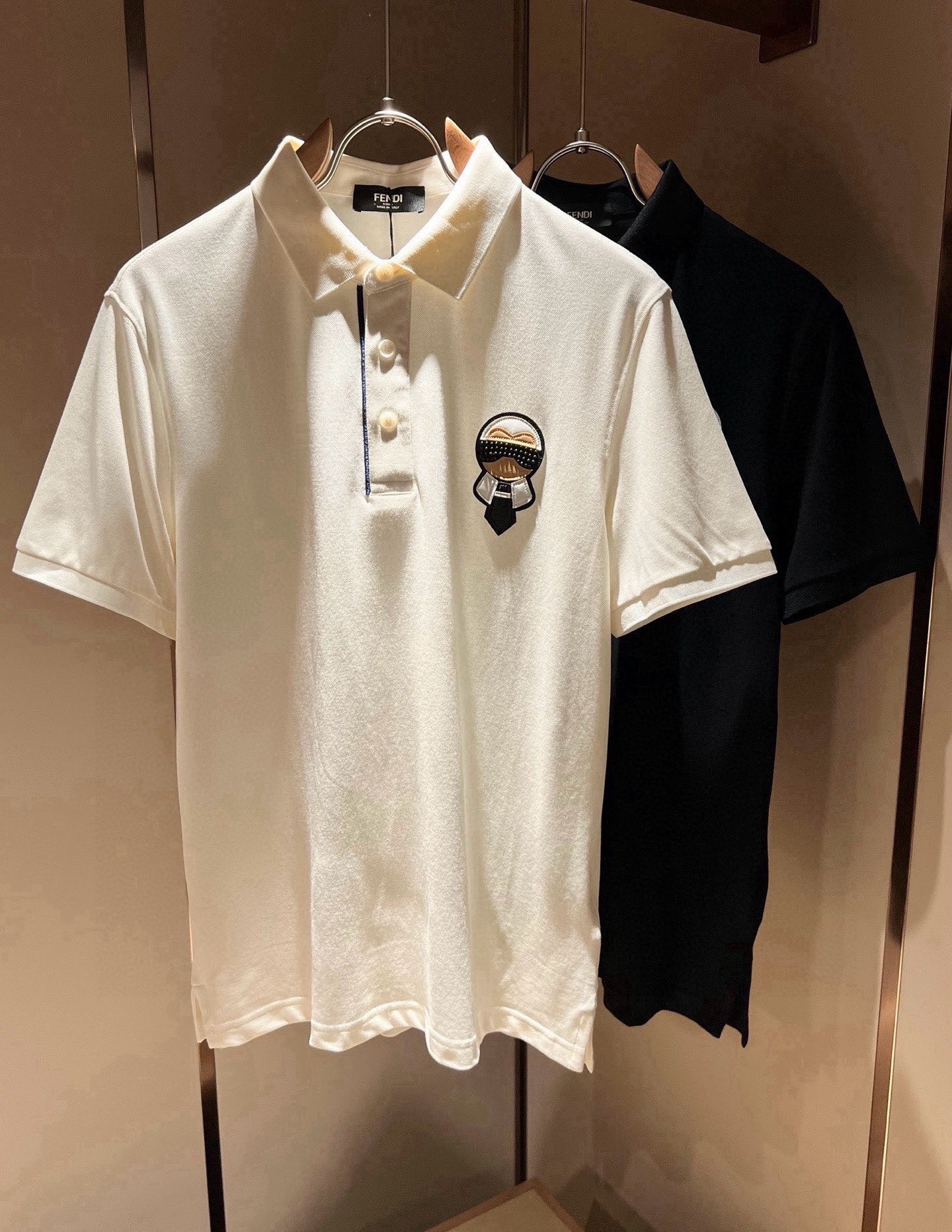 NO:912245,FEN Fen*di 2026 spring and summer new short-sleeved Polo shirt!  The clean version is versatile and has no age limit. The Galeries Lafayette logo pattern on the chest is designed with craftsmanship!  Whether you are casual or like trendy and well-matched, it is a must-have item for boys' wardrobe, whether worn with a jacket or worn alone in summer. The mesh piqué cotton is more delicate, breathable and sweat-absorbent. It has a stylish upper body and a great fit. The clothes are tall and stylish, which distinguishes low-end junk. The collar will collapse without washing. Sizes M-3XL, fendi, jackets & coats, jackets & coats, T-shirt,19860909FEN 芬*迪2026春夏新款短袖Polo衫！净版百搭不限制年龄,胸前老佛爷logo图案工艺设计！无论你是轻熟还是喜欢潮风搭配妥妥的,男生衣橱必备单品款,无论内搭夹克外套,还是夏季单独穿都可以,网状珠地棉更细腻透气吸汗,上身有型并且贴服感受非常棒,衣服挺拔有型区别低端渣货,不会洗洗领子就塌了. 尺码M-3XL,,fendi,jackets & coats,jackets & coats,T-shirt,,Men's clothing