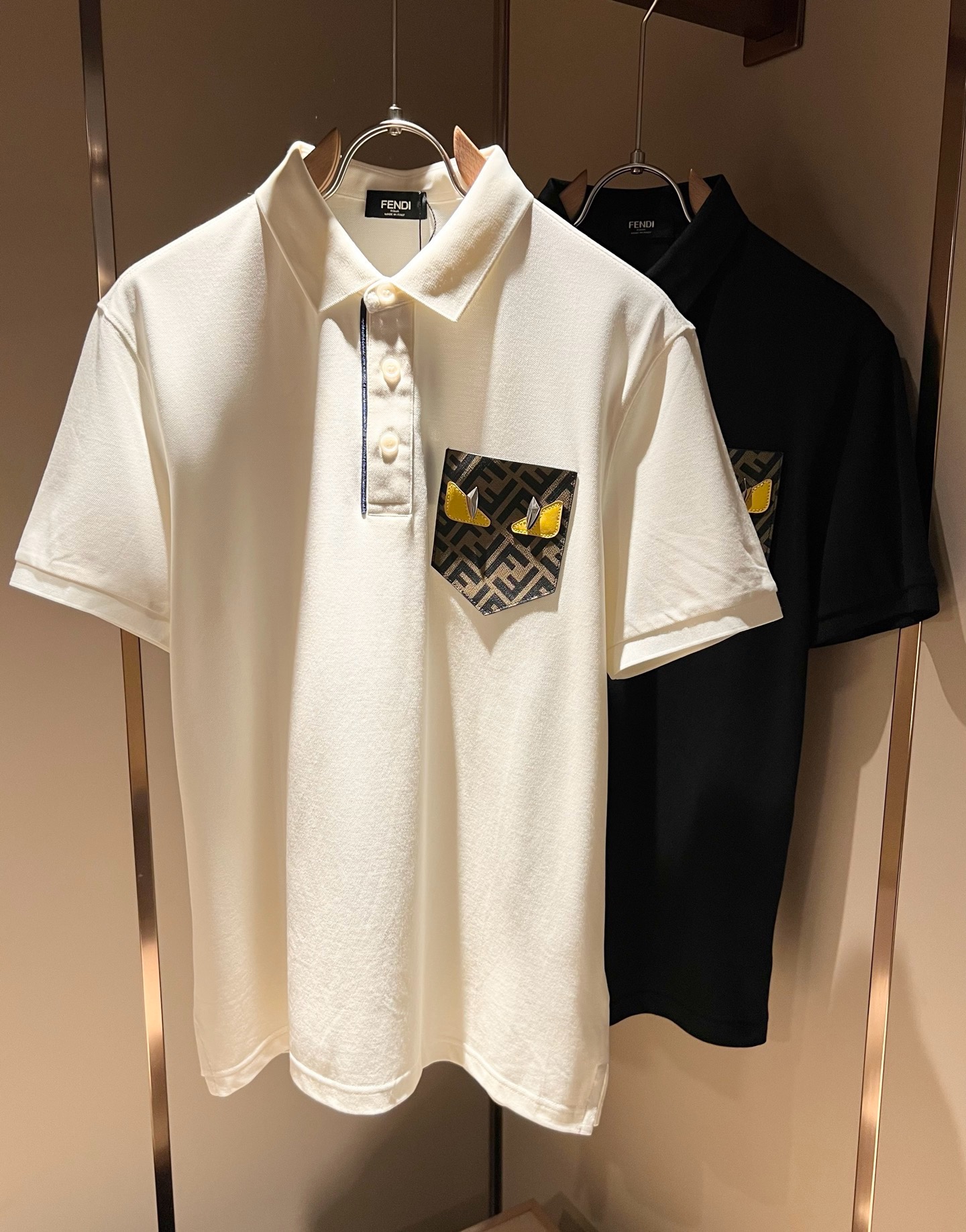 NO:915056,FEN Fen*di 2026 spring and summer new short-sleeved Polo shirt!  The clean version is versatile and has no age limit, and the Galeries Lafayette logo pattern on the chest is designed with craftsmanship!  Whether you are casual or like trendy and well-matched, it is a must-have item for boys' wardrobe, whether worn with a jacket or worn alone in summer. The mesh piqué cotton is more delicate, breathable and sweat-absorbent. It has a stylish upper body and a great fit. The clothes are tall and stylish, which distinguishes low-end junk. The collar will collapse without washing. Sizes M-3XL, fendi, jackets & coats, jackets & coats, T-shirt,19860909FEN 芬*迪2026春夏新款短袖Polo衫！净版百搭不限制年龄,胸前老佛爷logo图案工艺设计！无论你是轻熟还是喜欢潮风搭配妥妥的,男生衣橱必备单品款,无论内搭夹克外套,还是夏季单独穿都可以,网状珠地棉更细腻透气吸汗,上身有型并且贴服感受非常棒,衣服挺拔有型区别低端渣货,不会洗洗领子就塌了. 尺码M-3XL,,fendi,jackets & coats,jackets & coats,T-shirt,,Men's clothing