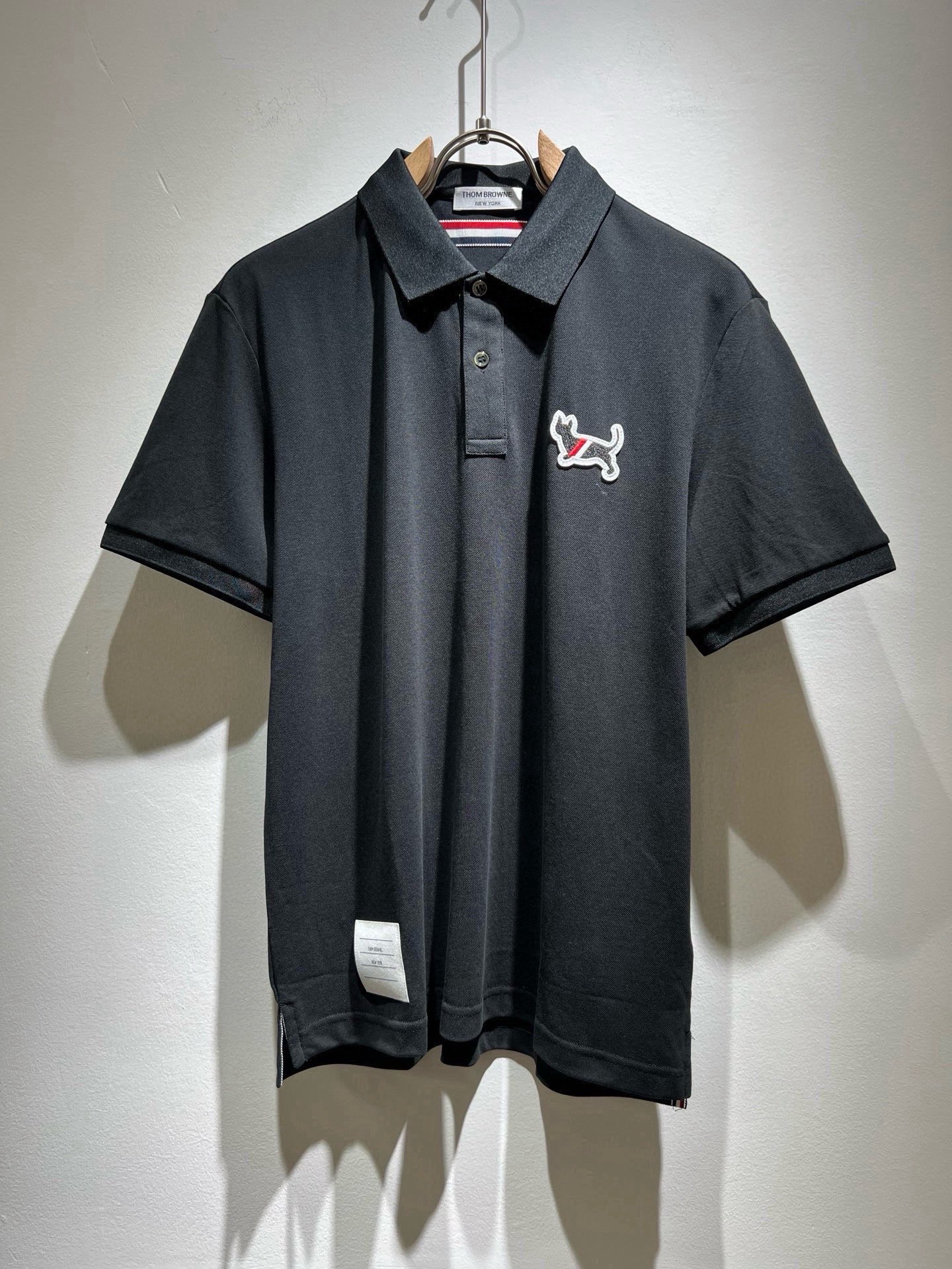 NO:930225,ThomBrow*e Tom*lang ~2026 spring and summer new product!  Available simultaneously on the official website, casual classic lapel short-sleeved Polo shirt, unique design charm, very high-end, simple but not simple, a new model of ready-to-wear!  The fabric is made of unique pique cotton fabric, which feels smooth and soft, has texture, and has a strong vertical feel. The upper body is smooth and not tight, and it will not cause a stuffy feeling caused by direct ultraviolet rays. The logo pattern on the chest is laminated!  The style is harmonious and unified, with the ultimate level of craftsmanship. The side has a very unique tailoring design style, which is very tasteful, exquisite and delicate, easy to wear and comfortable, showing sports vitality and exquisite details. The classic and perfect version design shows fashionable vitality in daily leisure life. It enhances men's charming style and becomes a high-end model. Size M-3XL,, T-shirt,19860909ThomBrow*e汤姆*朗 ~2026春夏新品！官网同步有售,休闲经典翻领短袖Polo衫,独特设计魅力,非常高端,简约不简单,成衣新典范！面料精选独特珠地棉面料,手感光滑柔软,有质感,有很强的垂直感,上身爽滑不紧绷,紫外线直射造成的闷热感,胸前设计标识图案logo压胶设计！风格和谐统一,极致工艺水平.侧面非常独特裁剪设计风格,非常有味道,精致细腻,好穿舒适,展现运动活力,细节考究.经典完美版型设计,日常休闲生活中展现时尚活力.提升男士魅力格调,成就高端典范.尺码M-3XL,,T-shirt,,Men's clothing