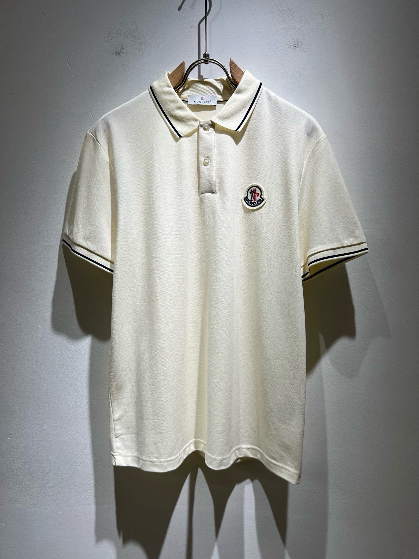 NO:930207,MON Meng**kou 2026 spring and summer new men's original men's short-sleeved POLO shirts, products from trading companies, are on sale simultaneously on the official website!  This type of basic item must appear every season. It is supplied with imported pique mesh cotton, which has both comfort and breathability. The overall visual value is perfect, and the logo badge on the chest is decorated!  A highly wearable item!  Standard cut, comfortable stretch, unrestricted movement!  The design of the lapels not only meets the needs of simple style, but also has strong practicality and high-end atmosphere!  Universal and versatile style. Sizes M-3XL, T-shirt,19860909MON蒙**口2026春夏新款男士原单男士短袖POLO衫,贸易公司货,官网同步发售！此类型的基础单品是每季必出现的,客供进口珠地网眼棉,舒适性与透气性兼备,整体视觉值满分,胸前标志logo徽章修饰！穿搭率极高的单品！版型剪裁标准,伸展舒适,运动无拘束！翻领的设计在满足简约的风格上的需求同时,实穿性强,高端大气上档次！ 万能百搭款.尺码M-3XL,,T-shirt,,Men's clothing