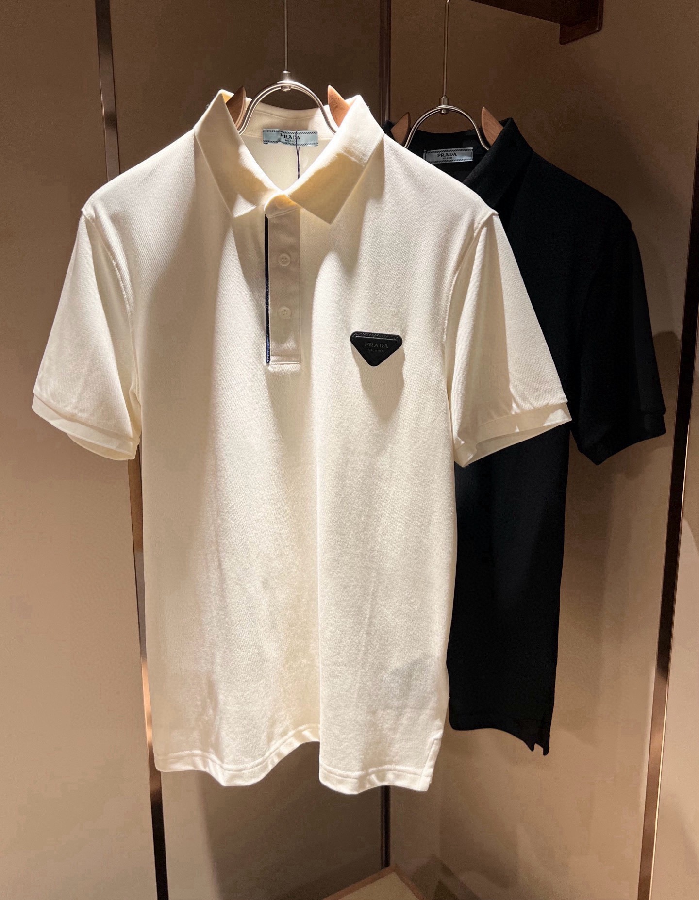 NO:912248,Prad*Pu*da 2026 spring and summer new short-sleeved Polo shirt with classic elements, classic and elegant style, can be worn for ten years and still popular, you must collect a few pieces, rare and exquisite style, you must collect it!  A piece of good taste!  It is so important that no matter what season it is, it is 100% imported top quality pique cotton!  Fine weave!  solid!  Recognized as one of the best cottons in the world!  The feel and texture are perfect! Triangular hardware logo design on the chest!  Perfectly enriching everyone’s visual sense!  Make you feel clean and neat!  Fashionable and good-looking!  !  Wearing this short-sleeved shirt from Prada, you will know what the world is worth!  PRADA has always been the quality life pursued by European aristocrats and upper-class people. This simple casual and versatile T-shirt is a personal luxury item with fashionable colors. Luxurious materials and rigorous craftsmanship are the main tools for PRADA fans. The flat and stylish round neck, the version is warm and comfortable, easy to wear and match, and the black and white two-tone color has its own accent and handsomeness. It is truly one that conquers the world!  The brand's design details are very exquisite, and the upper body is light and stylish. You must buy the latest T-shirts every season. In the face of this kind of consumables, it directly saves you the trouble of dressing when going out. There are many letter T-shirts on the market, but this one is rare. The streamlined tailoring and light casual literary temperament give you a perfect look in spring. Anyone who pursues fashion may wish to try it!  Size M-3XL,,prada,prada,T-shirt,tees,t-shirt,19860909Prad*普*达 2026春夏季新款经典元素短袖Polo衫,经典大方的款式,可以穿十年都还是流行的那种,你一定要收藏几件,难得精致极致的款,你一定要收！好品味的一件！重要到哪个季节都绕不开它百分百进口顶级珠地棉！织法精细！结实！世界公认最好的棉之一！手感质感都极完美! 胸口三角五金logo图案设计！完美的丰富大家的视觉感！让你感觉干净利落！时尚又好看！！穿上普拉达的这款短袖,才知道什么是人间太值得！PRADA一直都是欧洲贵族和上流社会雅士追求的品质生活这款简易休闲百搭T恤更是穿出个人奢侈的单品色彩时尚 奢侈的材质和严谨的工艺是PRADA圈粉的主要利器平整有型的圆领,版型温暖舒适好穿又好搭,黑白双色自带腔调和帅气,真正的一款打天下！品牌的设计细节十分考究,上身轻便有型,每季都要入手最新的T恤,面对这种消耗品,直接省了你出门穿搭的烦恼,市面上的字母T恤有很多,但这款还很难得一见了,信手拈来的流线剪裁,淡淡的休闲文艺气质,给足春日的排面,每个对时髦度有追求的你,都不妨上身一试！尺码M-3XL,,prada,prada,T-shirt,tees，t-shirt,,Men's clothing