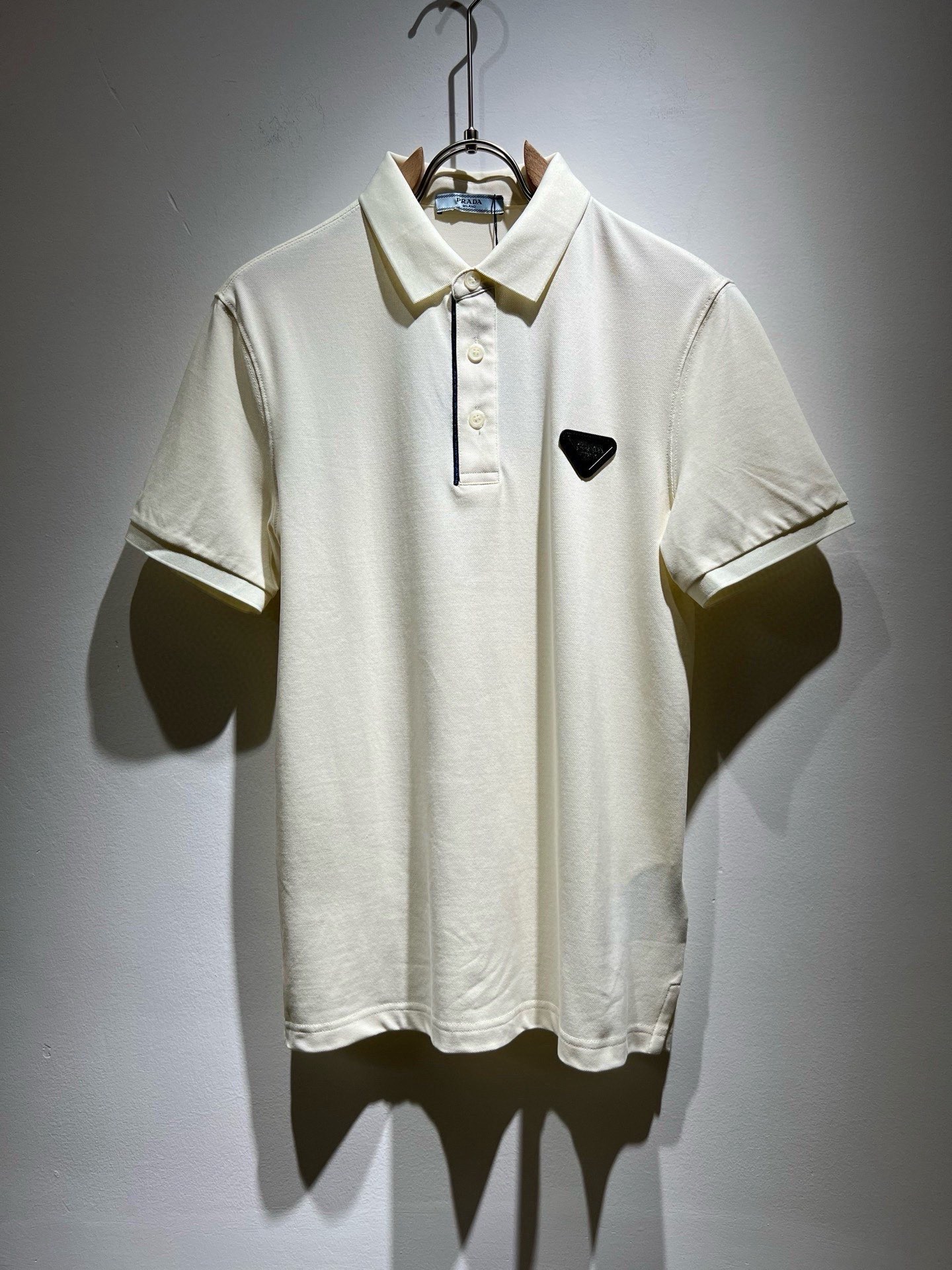 NO:930197,Prad*P*DA 2026 spring and summer new short-sleeved Polo shirt with classic elements, classic and elegant style, can be worn for ten years and still popular, you must collect a few pieces, rare and exquisite style, you must collect it!  A piece of good taste!  It is so important that no matter what season it is, it is 100% imported top quality pique cotton!  Fine weave!  solid!  Recognized as one of the best cottons in the world!  The feel and texture are perfect! Triangular hardware logo design on the chest!  Perfectly enriching everyone’s visual sense!  Make you feel clean and neat!  Fashionable and good-looking!  !  Wearing this short-sleeved shirt from Prada, you will know what the world is worth!  PRADA has always been the quality life pursued by European aristocrats and upper-class people. This simple casual and versatile T-shirt is a personal luxury item with fashionable colors. Luxurious materials and rigorous craftsmanship are the main tools for PRADA fans. The flat and stylish round neck, the version is warm and comfortable, easy to wear and match, and the black and white two-tone color has its own accent and handsomeness. It is truly one that conquers the world!  The brand's design details are very exquisite, and the upper body is light and stylish. You must buy the latest T-shirts every season. In the face of this kind of consumables, it directly saves you the trouble of dressing when going out. There are many letter T-shirts on the market, but this one is rare. The streamlined tailoring and light casual literary temperament give you a perfect look in spring. Anyone who pursues fashion may wish to try it!  Size M-3XL,,prada,prada,T-shirt,tees,t-shirt,19860909Prad*普*达 2026春夏季新款经典元素短袖Polo衫,经典大方的款式,可以穿十年都还是流行的那种,你一定要收藏几件,难得精致极致的款,你一定要收！好品味的一件！重要到哪个季节都绕不开它百分百进口顶级珠地棉！织法精细！结实！世界公认最好的棉之一！手感质感都极完美! 胸口三角五金logo图案设计！完美的丰富大家的视觉感！让你感觉干净利落！时尚又好看！！穿上普拉达的这款短袖,才知道什么是人间太值得！PRADA一直都是欧洲贵族和上流社会雅士追求的品质生活这款简易休闲百搭T恤更是穿出个人奢侈的单品色彩时尚 奢侈的材质和严谨的工艺是PRADA圈粉的主要利器平整有型的圆领,版型温暖舒适好穿又好搭,黑白双色自带腔调和帅气,真正的一款打天下！品牌的设计细节十分考究,上身轻便有型,每季都要入手最新的T恤,面对这种消耗品,直接省了你出门穿搭的烦恼,市面上的字母T恤有很多,但这款还很难得一见了,信手拈来的流线剪裁,淡淡的休闲文艺气质,给足春日的排面,每个对时髦度有追求的你,都不妨上身一试！尺码M-3XL,,prada,prada,T-shirt,tees，t-shirt,,Men's clothing