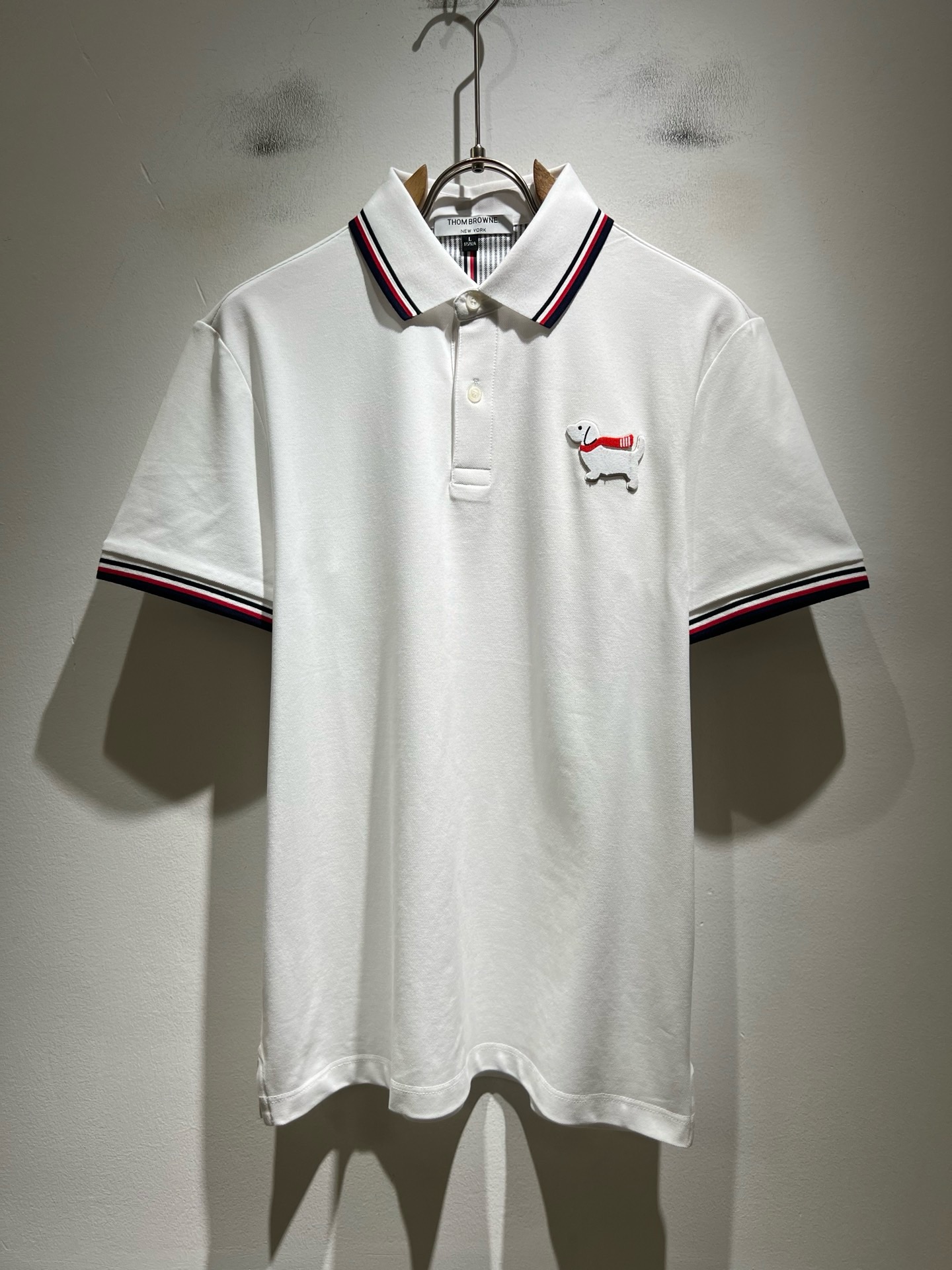 NO:915059,ThomBrow*e Thom* Lang ~ 2026 spring and summer new short-sleeved Polo shirt, available on the official website at the same time, unique design charm, very high-end, simple but not simple, a new model of ready-to-wear!  The fabric is made of unique piqué cotton fabric, which feels smooth and soft, has texture, and has a strong vertical feel. The upper body is smooth and not tight, and it can resist the stuffy feeling caused by direct ultraviolet rays. The logo pattern is designed with flocking pattern!  The style is harmonious and unified, with the ultimate level of craftsmanship. The side has a very unique tailoring design style, which is very tasteful, exquisite and delicate, easy to wear and comfortable, showing sports vitality and exquisite details. The classic and perfect version design shows fashionable vitality in daily leisure life. It enhances men's charming style and becomes a high-end model. Size M-3XL,, T-shirt,19860909ThomBrow*e汤姆*朗 ~2026春夏新款短袖Polo衫,官网同步有售,独特设计魅力,非常高端,简约不简单,成衣新典范！面料精选独特珠地棉面料,手感光滑柔软,有质感,有很强的垂直感,上身爽滑不紧绷,紫外线直射造成的闷热感,标识图案logo植绒图案设计！风格和谐统一,极致工艺水平.侧面非常独特裁剪设计风格,非常有味道,精致细腻,好穿舒适,展现运动活力,细节考究.经典完美版型设计,日常休闲生活中展现时尚活力.提升男士魅力格调,成就高端典范.尺码M-3XL,,T-shirt,,Men's clothing