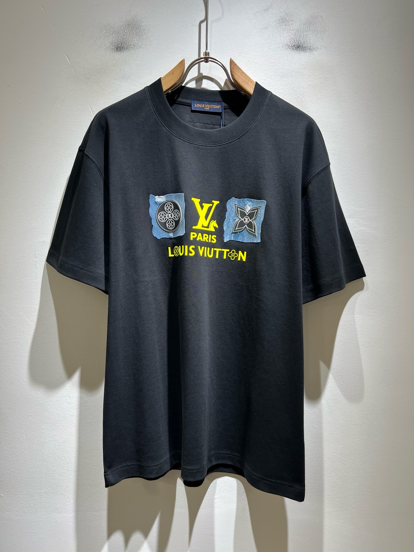 NO:915071,LouisVuitt* Louis*den's 2026 spring and summer new series of items are online. It is a very fashionable and avant-garde short-sleeved T-shirt for men and women, with logo pattern laminated and decorated!  It is different from the past and declares the design concept of brand inheritance!  Its eye-catching appeal is no less than any classic style, perfectly presenting the sense of fashion, high-end and luxury to the world!  It is made of 260 grams of imported 100% cotton material. It is made of high-quality pure cotton fabrics. It feels soft and skin-friendly. It will definitely exceed your imagination when you get it. It is extremely comfortable and breathable. Even if you sweat profusely, you will not feel greasy or stuffy. It maximizes sweat wicking and moisture absorption!  Size M-3XL,,louis vuitton,louis vuitton,T-shirt,tees,t-shirt,19860909LouisVuitt*路易*登 2026春夏全新系列单品上线,非常时髦前卫的一款男女同款短袖T恤,标识logo图案压胶修饰！区别于以往的不同,宣示品牌传承的设计理念！其吸睛度完全不亚于任何经典款式,将时髦高级感与奢华感完美呈现在世人眼前！客供进口260克全棉材质制成,精选优质纯棉面料,触感软糯亲肤细腻,实物到手绝对超乎你的想象,贴身无比舒适透气,即便是汗流浃背也不会有腻身及闷热感可言,将排汗吸湿性发挥到了极致！尺码M-3XL,,louis vuitton,louis vuitton,T-shirt,tees，t-shirt,,Men's clothing