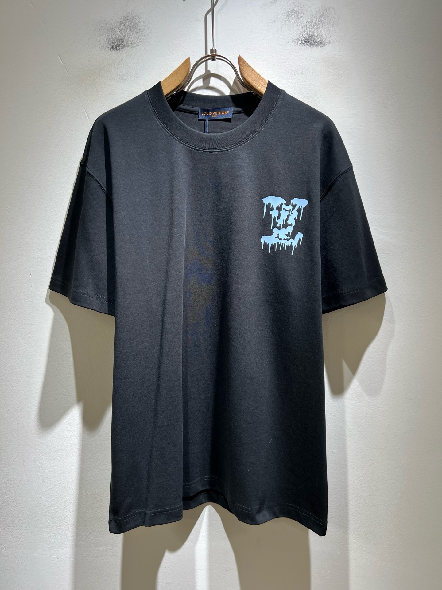 NO:915077,LouisVuitt* Louis*den's new 2026 spring and summer series of items are online. It is a very fashionable and avant-garde short-sleeved T-shirt for men and women, with a logo pattern and pressed velvet decoration!  It is different from the past and declares the design concept of brand inheritance!  Its eye-catching appeal is no less than any classic style, perfectly presenting the sense of fashion, high-end and luxury to the world!  It is made of 260 grams of imported 100% cotton material. It is made of high-quality pure cotton fabrics. It feels soft and skin-friendly. It will definitely exceed your imagination when you get it. It is extremely comfortable and breathable. Even if you sweat profusely, you will not feel greasy or stuffy. It maximizes sweat wicking and moisture absorption!  Size M-3XL,,louis vuitton,louis vuitton,T-shirt,tees,t-shirt,19860909LouisVuitt*路易*登 2026春夏全新系列单品上线,非常时髦前卫的一款男女同款短袖T恤,标识logo图案压绒修饰！区别于以往的不同,宣示品牌传承的设计理念！其吸睛度完全不亚于任何经典款式,将时髦高级感与奢华感完美呈现在世人眼前！客供进口260克全棉材质制成,精选优质纯棉面料,触感软糯亲肤细腻,实物到手绝对超乎你的想象,贴身无比舒适透气,即便是汗流浃背也不会有腻身及闷热感可言,将排汗吸湿性发挥到了极致！尺码M-3XL,,louis vuitton,louis vuitton,T-shirt,tees，t-shirt,,Men's clothing