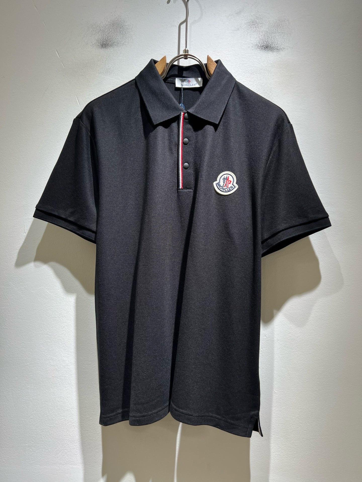 NO:915074,MON Meng**kou 2026 spring and summer new men's original men's short-sleeved POLO shirts, products from trading companies, are on sale simultaneously on the official website!  This type of basic item must appear every season. It is supplied with imported pique mesh cotton, which has both comfort and breathability. The overall visual value is perfect, and the logo badge on the chest is decorated!  A highly wearable item!  Standard cut, comfortable stretch, unrestricted movement!  The design of the lapels not only meets the needs of simple style, but also has strong practicality and high-end atmosphere!  Universal and versatile style. Sizes M-3XL, T-shirt,19860909MON蒙**口2026春夏新款男士原单男士短袖POLO衫,贸易公司货,官网同步发售！此类型的基础单品是每季必出现的,客供进口珠地网眼棉,舒适性与透气性兼备,整体视觉值满分,胸前标志logo徽章修饰！穿搭率极高的单品！版型剪裁标准,伸展舒适,运动无拘束！翻领的设计在满足简约的风格上的需求同时,实穿性强,高端大气上档次！ 万能百搭款.尺码M-3XL,,T-shirt,,Men's clothing