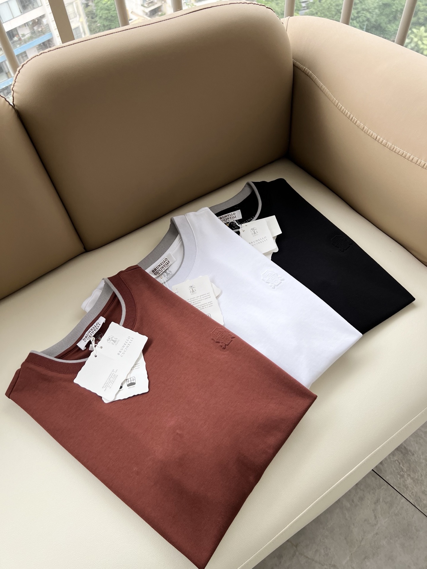 NO:909744,BC-Brunello Cucineli 2026 new spring and summer men's short-sleeved T-shirt, a fashionable and versatile item that many celebrities love to wear!  The embossed LOGO is super nice. Friends who like classic simplicity must not miss this one!  The calm and elegant brand style has always been favored by the upper class! It is also the best choice for fashion items!  The upper body is so handsome, highly recommended!  !  !  The biggest attraction of this short-sleeved shirt is not only its own brand added value, but also the fact that this short-sleeved shirt is very cost-effective in terms of color matching and material!  Customized original exclusive fabric material design!  Eco-friendly washing, customized fabrics, and pre-shrinking treatment ensure a crisp fit. The combed cotton fabric feels super soft and smooth and absorbs sweat!  It does not deform after washing, feels comfortable and smooth, soft and comfortable on the upper body, classic fashion design, streamlined but not complicated, very attractive!  Size M-4XL,, brunello cucinelli, T-shirt, tees, t-shirt,19860909BC-Brunello Cucineli 2026春夏新款男士短袖T恤,众多明星都爱穿的时尚百搭单品！LOGO压胶超级好看,喜欢经典简约的朋友,一定不能错过了这款！沉稳大气的品牌风格一直以来备受上层人士的青睐!也是时尚单品的不二之选！ 上身帅到爆了,强烈推荐！！！这件短袖最大的吸引力除了他本身的品牌附加值,更加肯定的是这款短袖无论在颜色搭配还是材质上都有很高的性价比！ 定制原版专属面料材质设计！环保水洗,定制面料,预缩处理,确保版型的挺括,精梳棉面料手感超柔顺滑又吸汗！洗水不变形,手感舒适顺滑,上身柔和舒适,经典的时尚设计,精简不繁,很是耐看！码数M-4XL,,brunello cucinelli,T-shirt,tees，t-shirt,,Men's clothing
