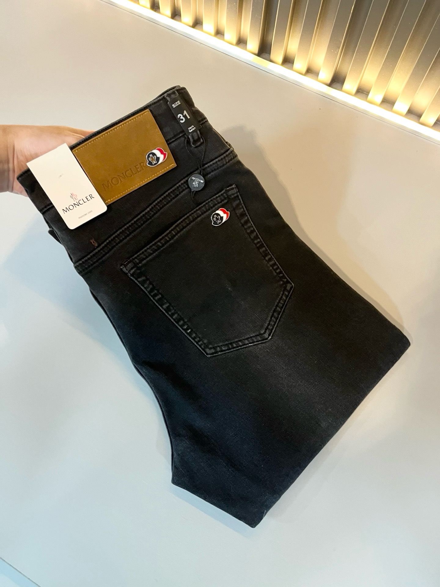 NO:909718,MONC's 2026 spring and summer new jeans are available through trading company channels and are available simultaneously on the official website!  M rare channel orders for high-end products, quality control, close your eyes and take it away without regrets!  Customized original logo badge design!  These denim trousers are made of pure cotton imported from customers!  The top-grade denim fabrics are carefully crafted, and the combination of ingredients is very basic but super perfect. The twill texture on the surface is clear and natural, and the hand feels solid and tough. You will definitely be convinced when you get it, and it can withstand random counter inspections!  The pattern is also very good. It is a super slim pattern. If you come across it, just pick it up quickly. It will save you a lot of effort in matching!  Size 29-40,,jeans,19860909MONC蒙*口2026春夏新款牛仔裤,贸易公司渠道稀出,同步官网发售！M稀缺渠道订单臻品,品质控闭眼收走的不后悔款！定制原版logo徽章设计！本款牛仔长裤选用客供进口纯棉面料！顶级牛仔面料精心制作,成份组合很基础却又是超完美,表面斜纹肌里感清晰自然,手感瓷实有韧性,实物到手绝对让你为之诚服,经得起随意柜台支验！版型方面也非常出色,属于超显瘦的版型,能碰到的就赶紧收下,会让你在搭配方面省下不少力！尺码29-40,,jeans,,Men's clothing