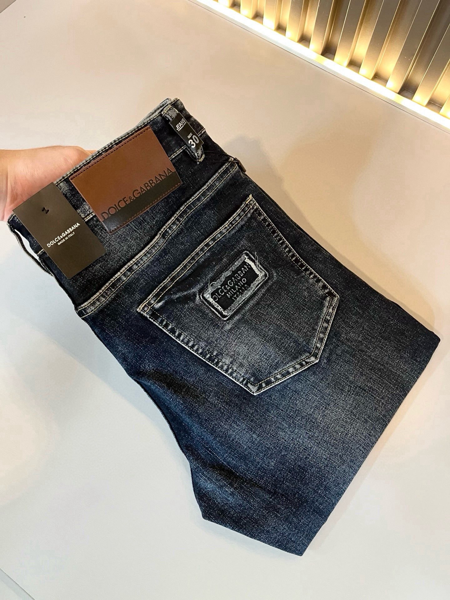 NO:909722,Dolce & Dolce&GABB*NA's 2026 spring and summer new jeans. The washed treatment is naturally not easy to deform and fade. The three-dimensional tailoring is perfect for shaping. The fabric is comfortable and soft and can be matched casually. Comfort represents its interpretation of fashion and leisure. It is DG's consistent style. Every detail reflects the brand's pursuit of quality. It has a bit of a hedonist and pays great attention to details. It likes everything that is not formulaic and pursues freedom. Dolce & Gabbana (DOLCE&GABB*NA)  His style is very unique. At the beginning of his business, he insisted on making his own plates and designing logos and waistband designs!  It was quite unique for the fashion world that was very particular about ostentation at that time. Sizes 29-40, Dolce&Gabbana, Dolce&Gabbana, jeans,19860909Dolce & 杜嘉*纳 2026春夏新品牛仔裤,水洗处理自然不易变形脱色、立体剪裁完美塑形面料质舒适柔软随意搭配、舒适代表它对时尚休闲的诠释是DG一贯作风细节处体现这个品牌对品质的追求,带点享乐主义者的味道,非常注重细节,喜欢一切非公式化的东西,追求自由杜嘉班纳 (DOLCE&GABB*NA) 的作风非常独特,创业之初坚持自己制版、设计标识logo腰牌设计！对于当时讲究排场的时装界,是相当独树一格的.尺码29-40,,Dolce&Gabbana,Dolce&Gabbana,jeans,,Men's clothing