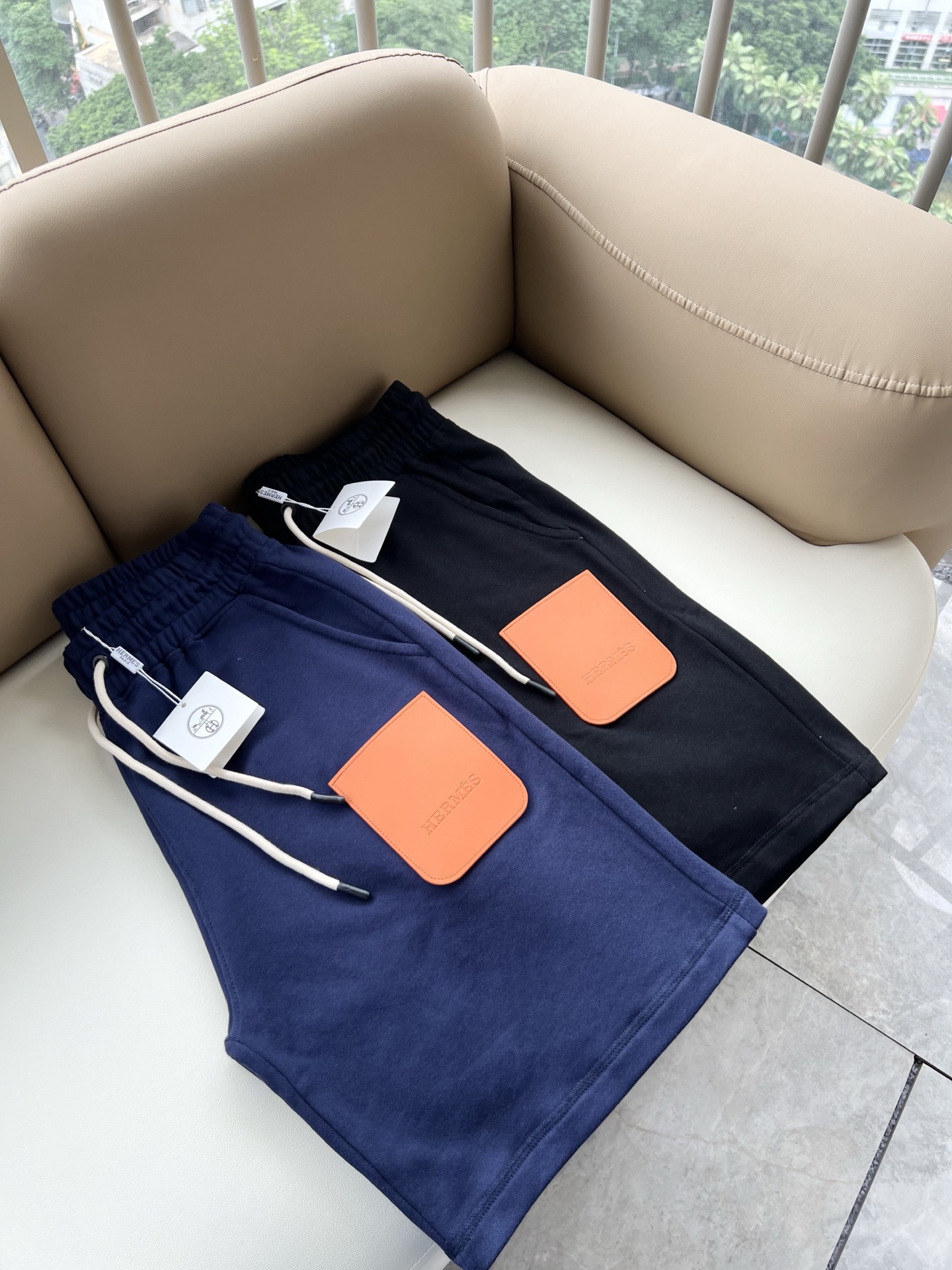 NO:909732,HERM*S 2026 spring and summer men's high-end casual shorts, order from overseas trading company channels!  On sale at Shanghai Henglong store!  High-end, simple, very sophisticated in terms of craftsmanship and materials, the pursuit of quality is very rigorous and demanding, and every detail is used to prove its brand image!  The typical essence of the H family, the highly representative H logo leather design!  The H family's brand image is perfectly interpreted and the brand LOGO is constructed. The fabrics are perfectly transformed and sublimated. The heavy-duty environmentally friendly plant enzyme washing process makes the texture have a unique retro style, which is quite outstanding. It is recognized as a universal and versatile color that can withstand the test of any season!  Well cut, clean, crisp and neat!  Size M-3XL,,hermes,shorts,19860909HERM*S爱*仕 2026春夏男士高端休闲短裤,海外贸易公司渠道订单 ！上海恒隆店在售！高级、简约,工艺和用料方面都颇为考究,对于品质的追求非常严谨和苛刻,用每一个细节来力证自身品牌形象！H家的典型精髓,极具代表性的H标识logo皮革设计！将H家的品牌形象完美阐释出来,构建出品牌LOGO,面料得到完美蜕变和升华,重磅环保植物酵素水洗工艺,肌理有着独特的复古风格,相当出彩,公认的万能百搭色号,经得住任何季节的考验配色！剪裁精良,干净清爽且利落！尺码M-3XL,,hermes,shorts,,Men's clothing