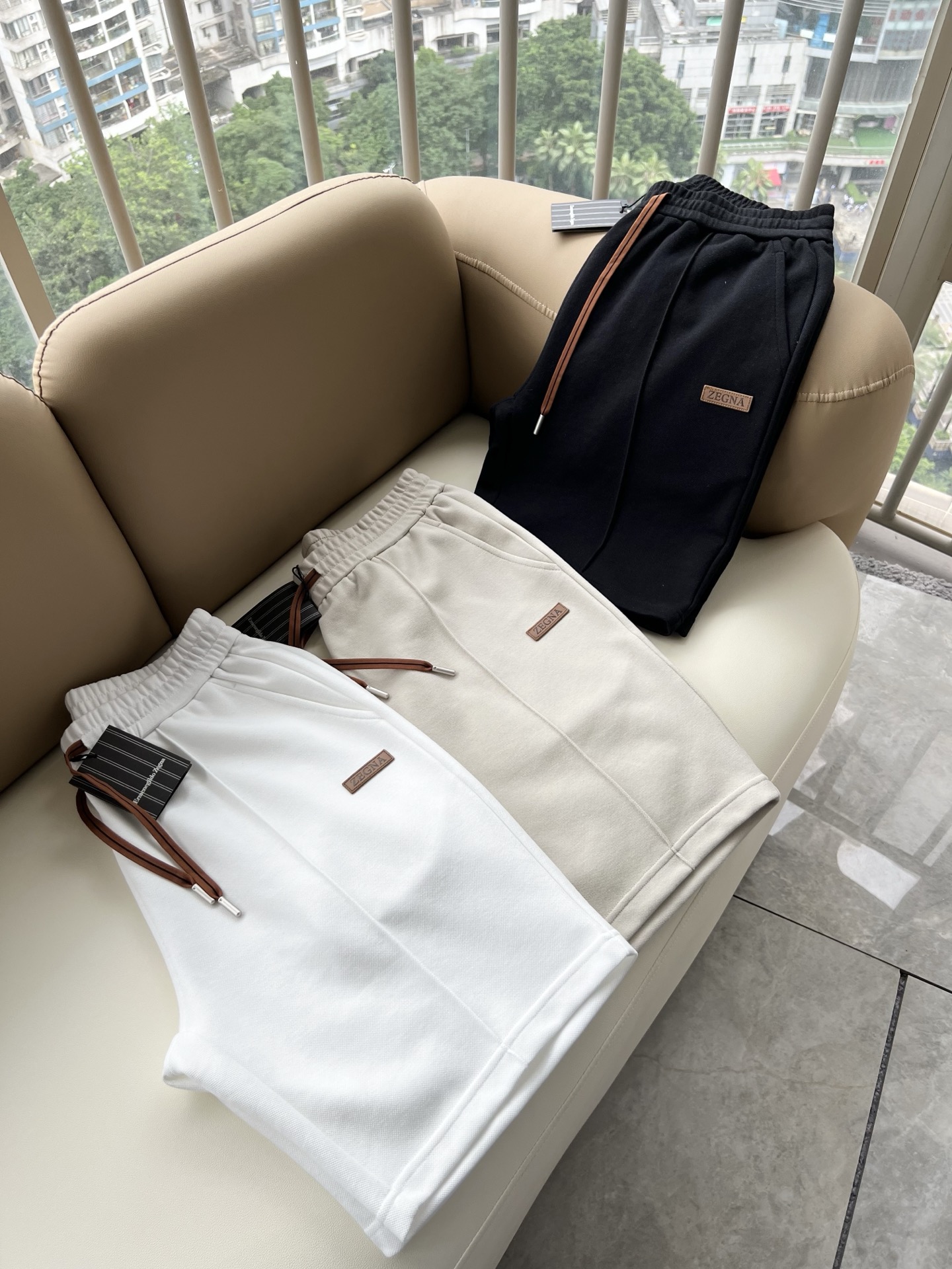 NO:909738,Ermenegildo Zeg*a 2026 spring and summer new men's casual shorts, orders from foreign trade companies!  Made of pure cotton for customers, with leather design on the legs with logo pattern!  It is one of Zegna’s classic proprietary fabrics!  The texture is light, soft and delicate to the touch, but the shape is straight and stylish!  It adopts a multi-layer structure and the details are extremely luxurious... perfectly interpreting the high-quality appearance. Sizes M-3XL,,zegna,shorts,19860909Ermenegildo Zeg*a杰*亚 2026春夏新品男士休闲的短裤,外贸公司订单！客供纯棉材质,裤腿logo图案皮革设计！是杰尼亚经典的专有织物之一！ 质地轻盈、触感又柔软细腻、但型态又笔挺有型！ 采用多层结构、细节奢华极致… 完美演绎高品质品相.尺码M-3XL,,zegna,shorts,,Men's clothing