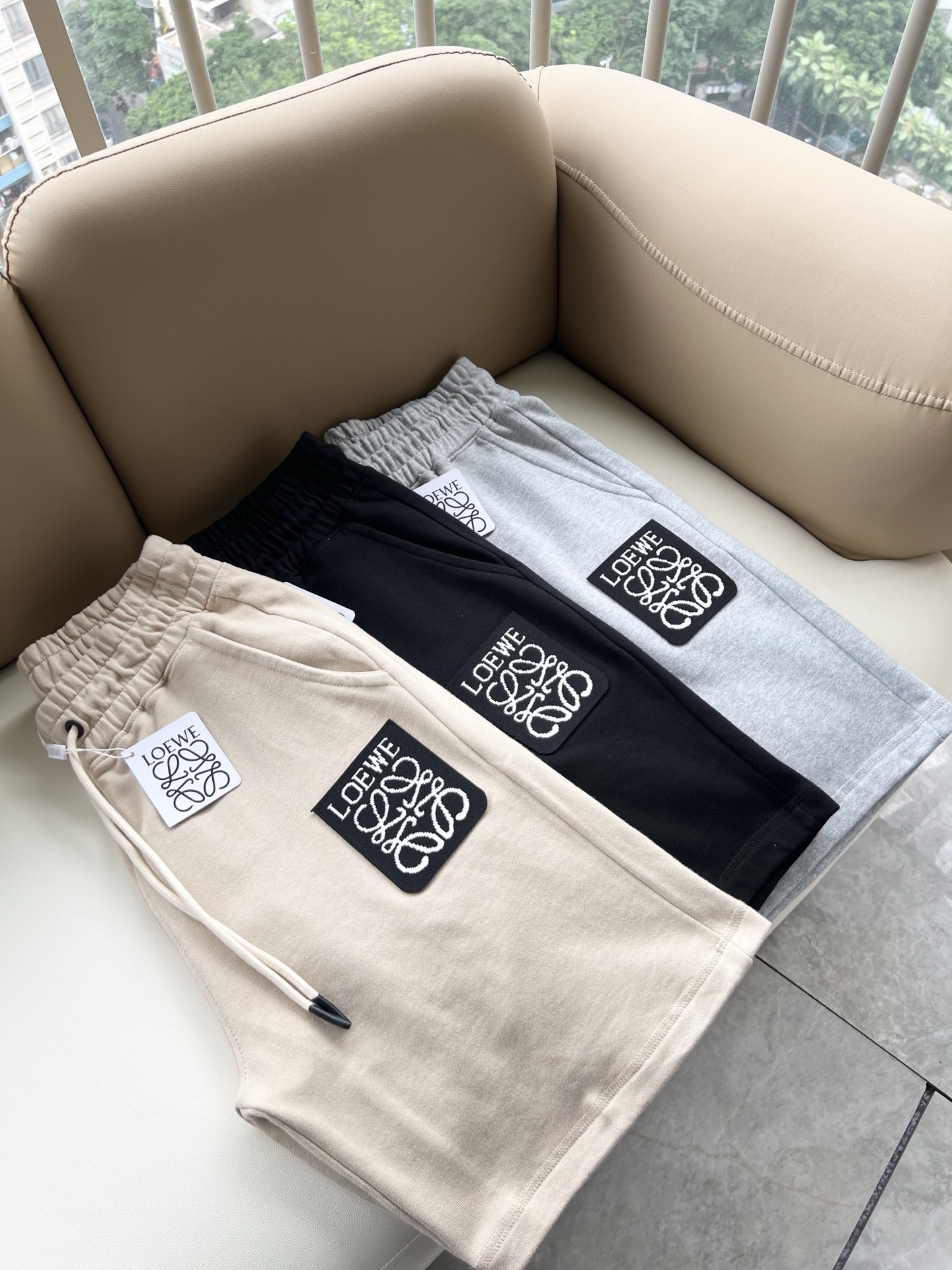 NO:909727,LO*WE/Luo*wei 2026 spring and summer new men's fashion high-end casual shorts, Hong Kong foreign company channel goods, original Japanese factory production, pure blood quality, perfect continuation of the essence and genes of the LOE* family, from the main fabric to the detailed craftsmanship, all demonstrate the quality of the ingenuity, using multiple brand elements to interpret, and the trouser leg logo badge design!  A soulful expression of identity!  We provide customers with high-grade imported pure cotton fabrics, very high-end and fashionable detailed craftsmanship, and the red ear cloth is made by a specific antique loom. This element represents the identity and rank of the jeans, which is worth savoring!  It is invincible in terms of matching, interpreting the versatility in place, paying attention to the details, all the accessories are supplied by foreign merchants, the tailoring is fit and slim, and the upper body butt lifting effect is excellent. It is a styling item that can only be found but not sought after!  Size M-3XL,,loewe,shorts,jeans,19860909LO*WE/罗*威2026春夏新品男士时装款高端休闲短裤,香港洋行渠道货,日本原厂出品,纯血统品质,完美延续了LOE*家的精髓与基因,从主体面料到细节工艺,无不彰显出品质的匠心所在,运用多个品牌元素标识来诠释,裤腿logo徽章设计！属于灵魂式的身份彰显！客供高级进口纯棉面料,非常高级且时髦的细节工艺,赤耳布是由特定古董织布机完成,此元素代表着牛仔裤的身份及段位,非常值得细品悦人！在搭配上所向无敌,把百搭阐释到位,细节匠心考究,辅料皆为外商客供,剪裁合体修身,上身提臀效果绝佳,可遇而不可求的造型单品！尺码M-3XL,,loewe,shorts,jeans,,Men's clothing