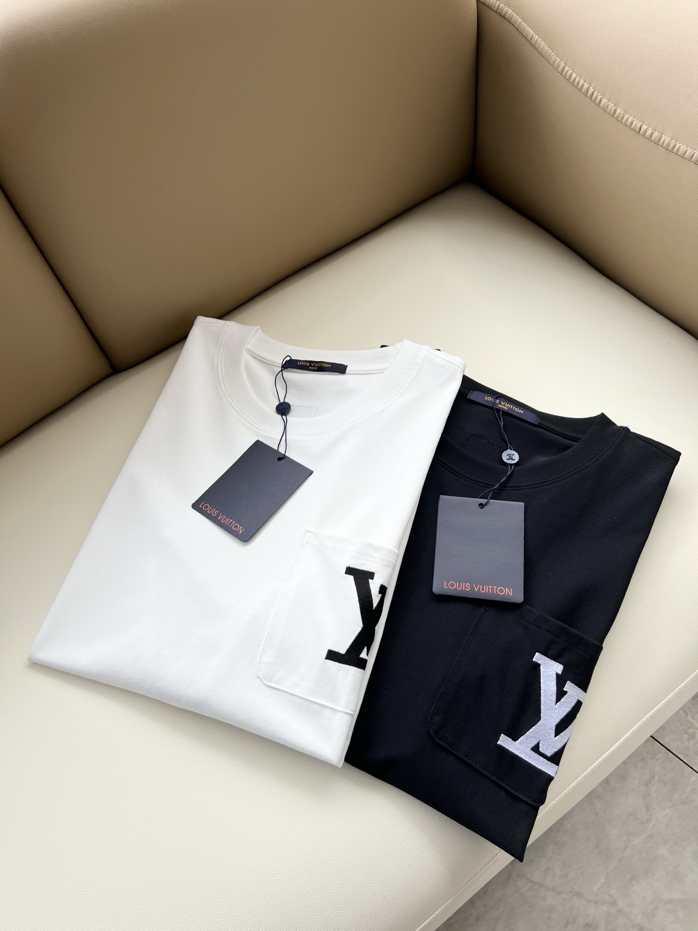 NO:909762,LouisVuitt* Louis*den's new 2026 spring and summer series of items are online. It is a very fashionable and avant-garde short-sleeved T-shirt for men and women, with logo embroidery and decoration!  It is different from the past and declares the design concept that the brand has inherited for many years!  Its eye-catching appeal is no less than any classic style, perfectly presenting the sense of fashion, high-end and luxury to the world!  It is made of imported 100% cotton material supplied by customers. It is a selection of high-quality pure cotton fabrics. It feels soft, waxy and delicate to the skin. The actual product will definitely exceed your imagination. It is extremely comfortable and breathable. Even if you sweat profusely, you will not feel greasy or stuffy. It maximizes sweat wicking and moisture absorption!  Size M-3XL,,louis vuitton,louis vuitton,T-shirt,tees,t-shirt,19860909LouisVuitt*路易*登 2026春夏全新系列单品上线,非常时髦前卫的一款男女同款短袖T恤,标识logo图案刺绣修饰！区别于以往的不同,宣示品牌传承多年的设计理念！其吸睛度完全不亚于任何经典款式,将时髦高级感与奢华感完美呈现在世人眼前！客供进口全棉材质制成,精选优质纯棉面料,触感软糯亲肤细腻,实物到手绝对超乎你的想象,贴身无比舒适透气,即便是汗流浃背也不会有腻身及闷热感可言,将排汗吸湿性发挥到了极致！尺码M-3XL,,louis vuitton,louis vuitton,T-shirt,tees，t-shirt,,Men's clothing