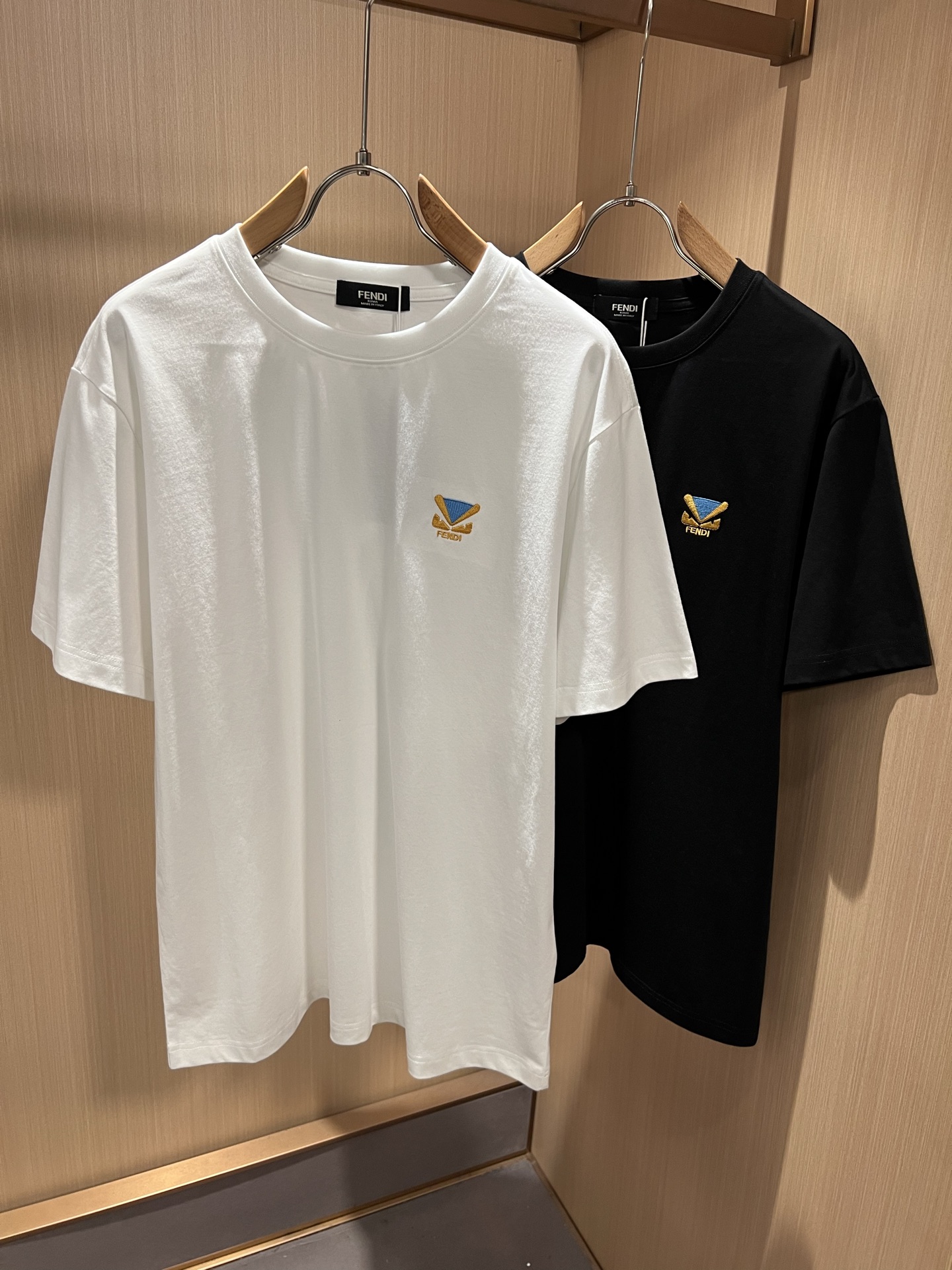NO:912223,FEN*I Fen*di 2026 spring and summer new FD family FF short-sleeved T-shirt for men and women, versatile and extremely short-sleeved T-shirt for men and women. Italian original order, popular item of FD family, simple and solid color. It is the enduring iconic product of FD family, full of representativeness and full sense of specification. It is worth buying for all FD fans!  Pure Italian channel order, the FD family's high-end and popular product, a very popular item at the moment, the iconic neckline letter logo pattern is laminated and decorated!  High-end goods worth keeping for yourself and giving away!  Trendy and good-looking, full of trendy atmosphere, extremely high-grade and standard, and using a very classic black and white two-color combination, which gives a strong visual impact and is highly recognizable. It is made of top-grade exclusive pure cotton fabric, feels soft, delicate and comfortable, and the appearance is quite advanced and classy!  It perfectly interprets the charm of the brand and leaves a deep impression on people. It is more fashionable and charming, and the upper body is simple, elegant and fashionable, and there is no pressure to wear it!  Wear it alone or paired with it, it’s a beautiful sight that can’t be ignored!  Size S-2XL,,fendi,dior,T-shirt,tees,t-shirt,19860909FEN*I 芬*迪2026春夏新款FD家族FF男女同款短袖T恤,男女同款百搭极简短袖.意大利原厂订单,FD家族人气单品,简约纯色系打造.FD家族经久不衰的标志性臻品,代表性十足,规格感十足的精品,所有FD粉丝都值得抢购的精品！纯正意代渠道订单,FD家族的高奢人气爆款产物,当下十分火爆的单品,标志性领口字母logo图案压胶修饰！值得自留和送人的高端货！新潮又好看,潮流气息感十足,档次规格感极高,并且采用十分经典的的黑白双色搭配,给人的视觉冲击感相当强烈,有着极高的辨识度,顶级专属纯棉面料,打造,触感柔软细腻舒适,品相相当高级有档次！完美诠释品牌魅力,给人留下深刻印象.更具时尚与韵味,上身简约大方时尚,对于穿搭更是毫无压力！单穿内搭都极有味道,不可忽视的靓丽风景线！ 尺码S-2XL,,fendi,dior,T-shirt,tees，t-shirt,,Men's clothing