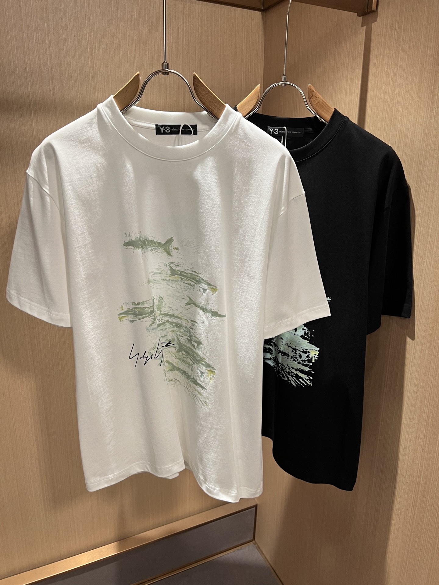 NO:909702,Y-3 Yamamoto*Yoji 2026 spring and summer new short-sleeved T-shirt for men and women, the upper body of the fabric is very comfortable. It is a must-have for streetwear, and the counters are synchronized. Y-3 letter logo printing design on the front and back of the body!  Trading company channel, fashionable and stylish upper body, full of energy!  Customized original 260g pure cotton fabric!  It feels delicate and silky, and the texture brings you the ultimate wearing experience without any sense of weight. It is also highly breathable and quick-drying, making it an excellent choice in the hot summer!  The luxurious and durable color matching is full of big-name atmosphere, the visual effect is unparalleled, the color fastness is impeccable, and the unique words are more eye-catching and fashionable!  Precise and three-dimensional cutting, the upper body is super fashionable and stylish, creating a different street sports style!  Size M-3XL,,T-shirt,tees,t-shirt,19860909Y- 3山本*耀司 2026春夏新品男女同款短袖T恤 ,一面料上身舒适感非常好.炸街必须要拥有它,专柜同步.衣身前后Y-3字母logo印花设计！贸易公司渠道,上身时尚有型,精气神十足！定制原版260克纯棉面料！手感细腻丝滑,质感给你带来极致的穿着体验,毫无负重感,同时也极具强大的透气速干性,真是炎炎夏日里的绝佳之选！奢华耐看的配色充满了大牌气息,视觉效果无与伦比,色牢度更是无懈可击,独特的字样更养眼的时尚魅力值！精准立体的版型裁剪,上身超级时髦有型,打造出不一样的街头运动范儿！尺码M-3XL,,T-shirt,tees，t-shirt,,Men's clothing