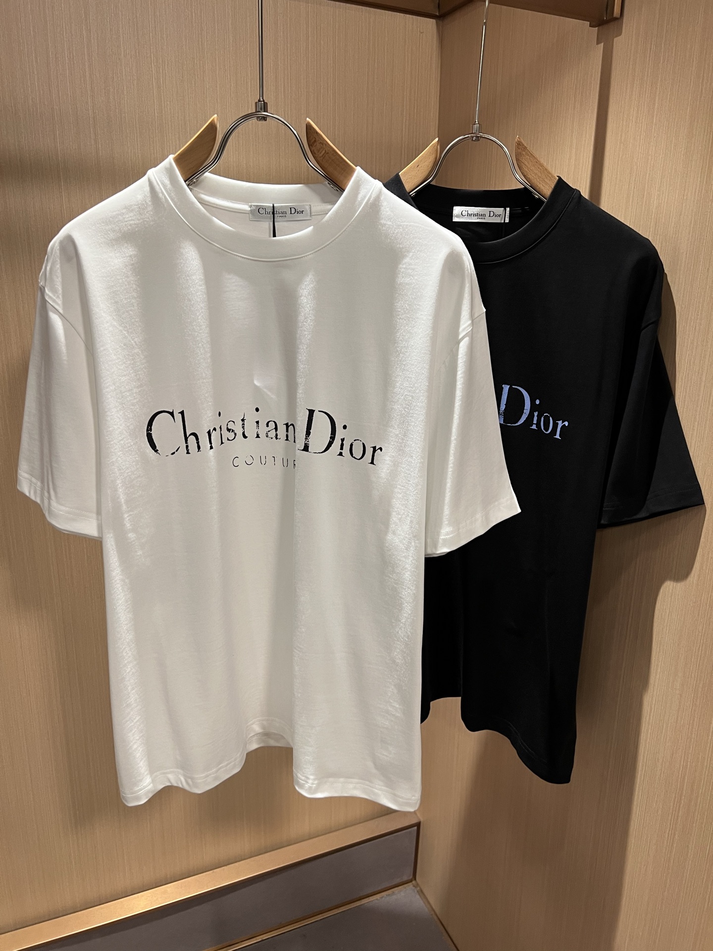 NO:909698,Dio*Dijia's new 2026 spring and summer short-sleeved T-shirts for men and women are on sale simultaneously at counters!  Customized exclusive 260g pure cotton fabric, customized original craft thread, chest logo pattern laminated craft design!  Simple and elegant, easy to match and versatile, extremely high-grade, perfectly integrated into fashion and style, it is a top-notch fashionable style that is perfect for outer wear!  The whole thing gives people a natural feeling!  The ultimate classic versatile short-sleeved T-shirt, designed with the latest three-dimensional letter logo printing elements!  The ultimate heavy work, the ultimate perfection!  Fans who pursue high quality should rush to buy it by themselves, and we sincerely invite all fans who know the goods to appreciate this model together!  !  Color Black White Size M-3XL,,dior,dior,T-shirt,tees,t-shirt,19860909Dio*迪家 2026春夏新款男女同款短袖T恤,专柜同步发售！定制专属260克纯棉面料,定制原版工艺螺纹,胸前logo图案压胶工艺设计！简约大方,从容百搭,档次极高,完美融入时尚还有风情感一款完美符合外穿的顶尖时髦气质款！整体给人浑然天成的感觉！极致经典的百搭型短袖T恤,采用最新的立体字母logo印花元素设计！极致的重工极致的完美！追求高品质的粉丝们请自行抢购,诚邀所有识货的粉丝一同鉴赏此款！！颜色黑色 白色 尺码M-3XL,,dior,dior,T-shirt,tees，t-shirt,,Men's clothing
