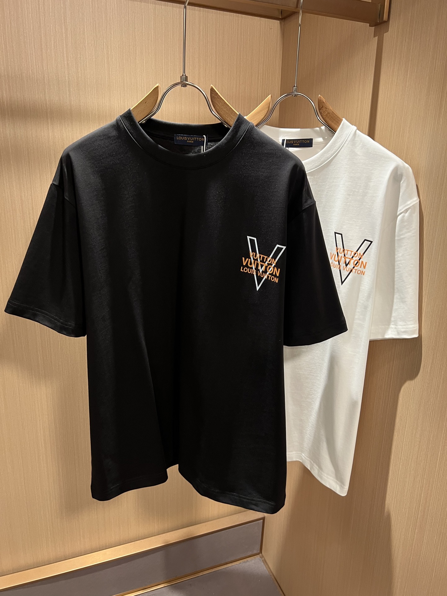 NO:909690,LouisVuitt* Louis*den's new 2026 spring and summer series of items are online. It is a very fashionable and avant-garde short-sleeved T-shirt for men and women, decorated with logo pattern printing!  It is different from the past and declares the design concept that the brand has inherited for many years!  Its eye-catching appeal is no less than any classic style, perfectly presenting the sense of fashion, high-end and luxury to the world!  It is made of imported 100% cotton material supplied by customers. It is a selection of high-quality pure cotton fabrics. It feels soft, waxy and delicate to the skin. The actual product will definitely exceed your imagination. It is extremely comfortable and breathable. Even if you sweat profusely, you will not feel greasy or stuffy. It maximizes sweat wicking and moisture absorption!  Size M-3XL,,louis vuitton,louis vuitton,T-shirt,tees,t-shirt,19860909LouisVuitt*路易*登 2026春夏全新系列单品上线,非常时髦前卫的一款男女同款短袖T恤,标识logo图案印花修饰！区别于以往的不同,宣示品牌传承多年的设计理念！其吸睛度完全不亚于任何经典款式,将时髦高级感与奢华感完美呈现在世人眼前！客供进口全棉材质制成,精选优质纯棉面料,触感软糯亲肤细腻,实物到手绝对超乎你的想象,贴身无比舒适透气,即便是汗流浃背也不会有腻身及闷热感可言,将排汗吸湿性发挥到了极致！尺码M-3XL,,louis vuitton,louis vuitton,T-shirt,tees，t-shirt,,Men's clothing