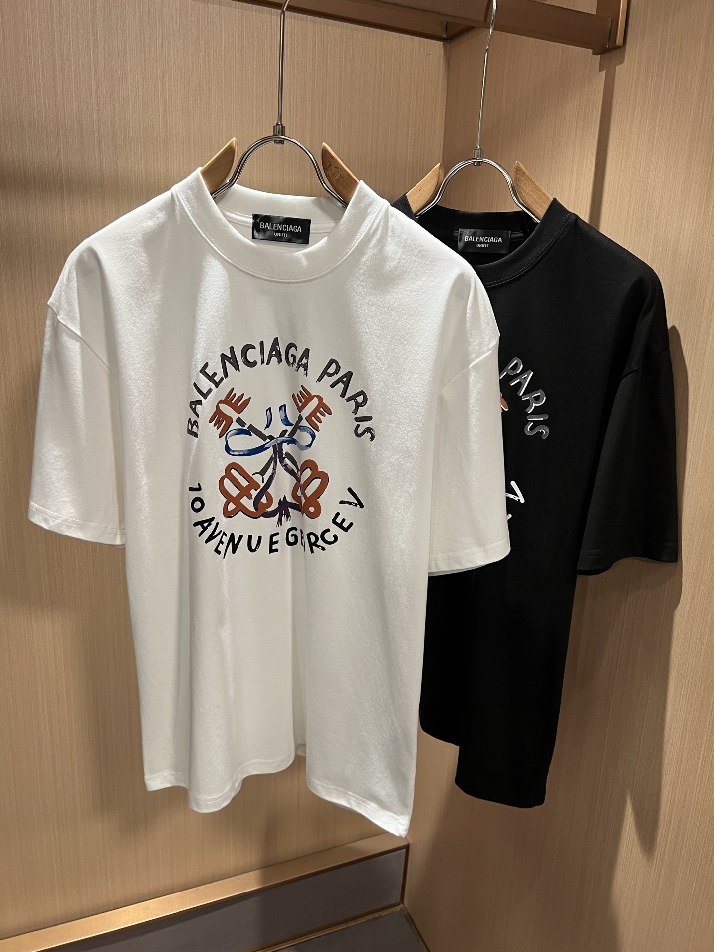 NO:909694,BALENCI*GA Paris* 2026 spring and summer new short-sleeved T-shirt for men and women!  Fashionable casual short-sleeved T-shirt with catwalk pattern print!  Design logo laminated design!  It is highly designed and selected from 260g pure cotton fabrics supplied by customers. It feels soft and skin-friendly, comfortable and breathable. The real thing will definitely make you fall in love with it!  The round neck cut with loose shoulders and dropped shoulders, non-sexist style for couples to wear together, opens up a new fashion style!  Distinguish the market version of the high-definition series!  Size S-3XL [maximum wearing capacity is 220 pounds],,balenciaga,T-shirt,tees,t-shirt,19860909BALENCI*GA巴黎*家 2026春夏新款男女同款短袖T恤！走秀图案印花时尚休闲短袖T恤衫！设计logo压胶设计！极具设计精选客供260g纯棉面料,手感柔软亲肤,着身舒适透气性都无法挑剔,实物绝对会让你爱不释手！宽松小落肩的圆领版型裁剪,无性别主义的情侣混穿款式,打开全新的时装新韵味！区别市场版本高定系列！尺码S-3XL【最大穿220斤】,,balenciaga,T-shirt,tees，t-shirt,,Men's clothing