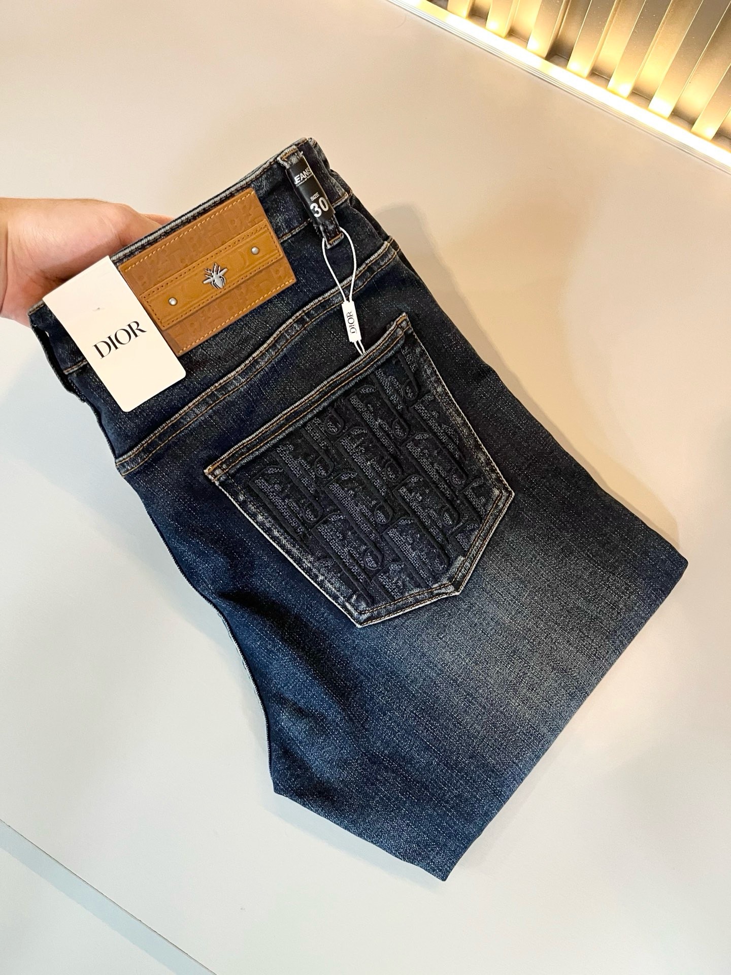 NO:909710,Dio*r 2026 spring and summer men's washed small straight jeans!  The trading company sells great products, looks great, is the all-match trousers king in the fashion world, has high-frequency dressing demonstrations in European and American street photography, and has a leather waistband logo design!  And it is a must-have item for luxury brands every season!  Very pure and minimalist design tone!  Adhering to the consistent fashion proposition of the D family, it is quite eye-catching. It not only demonstrates the ingenuity and craftsmanship, but also effectively flaunts the brand identity!  Custom-made denim fabrics are supplied from Italy. The texture is unparalleled and full of charm. The silhouette is perfectly tailored and has excellent butt-lifting and slimming effect. It can be matched with any top in the wardrobe. It has wide compatibility, is both casual and casual, and has a full upper body shape. It is an invincible fashionable and versatile item!  Size 29 -40,,dior,dior,dior,jeans,19860909Dio*r 迪家 2026春夏男士水洗小直筒牛仔裤！贸易公司渠道牛货,品相超赞,时尚圈万能的百搭裤王,欧美街拍中高频穿搭示范,皮革腰牌logo设计！且是奢侈品牌每季必出的单品！非常纯粹极简的设计基调！秉承了D家一贯的时尚主张,颇具看点,即彰显了匠心工艺又有力的标榜了品牌身份！客供意大利定制丹宁面料,质感无敌赞,颇具韵味,版型剪裁完美,提臀修身显瘦效果极佳,可横扫衣橱任何的上装搭配,兼容性广泛,休闲兼备,上身型款十足,无敌的时髦百搭神品！尺码29 -40,,dior,dior,dior,jeans,,Men's clothing
