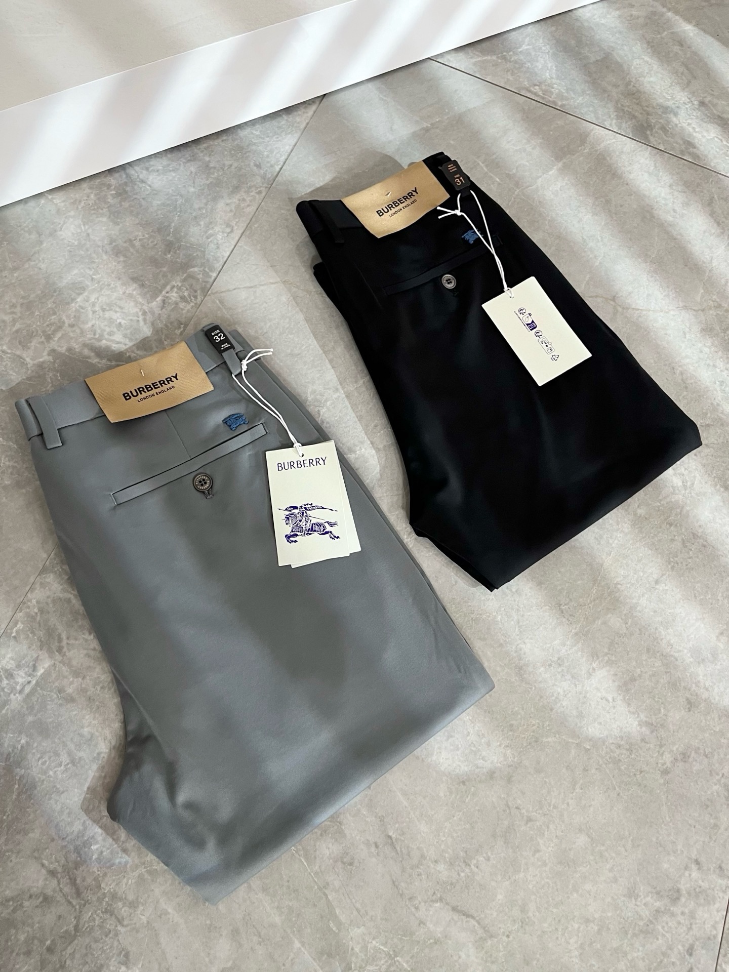 NO:909669,BURBER*Y 2026 spring and summer men's casual trousers, men's classic basic small straight trousers, simple solid color and versatile style with hardware logo and accessories  The classic lining is edged with British-style stripes and is clearly iconic. It is a wardrobe must-have. It is on sale at the counter. All products are suitable for foreign trade orders. It has a strong British style. It has long been synonymous with luxury, quality, innovation and timeless classics. Its windbreaker is world-renowned as a brand logo. It has a traditional British design style, unique fabrics, generous and elegant. The drastic transformation design forms a continuous totem print, and the simple font replaces the classic knight logo, completely subverting the original style.  The counter model catwalk series is very fashionable, a simple, refreshing, fashionable and versatile casual style. They are all super stylish. They are the dark horse that makes people shine this season. They are also the most appropriate colors. Sizes are 30-40 37 39, burberry,19860909BURBER*Y巴*莉 2026春夏男士休闲西裤,男士经典基础款小直筒裤 简洁纯色百搭款五金logo辅料配合 经典内里英伦风条包边,标志性明显,衣橱必备,专柜在售,全品相外贸订单.是具有浓厚英伦风格.长久以来成为奢华、品质、创新以及永恒经典的代名词,旗下的风衣作为品牌标识享誉全球.带有一股英国传统的设计风格,独特的布料、大方优雅为主.大刀阔斧的转型设计,组成连续图腾印花,简约的字体取代了经典的骑士标志,彻头彻尾地颠覆了原始风格. 专柜模特走秀系列,非常时尚一款简单清爽时尚百搭休闲款,都超级有型,更是本季让人眼前一亮的黑马,也是最应景的色彩,尺码30-40 37 39,,burberry,,Men's clothing