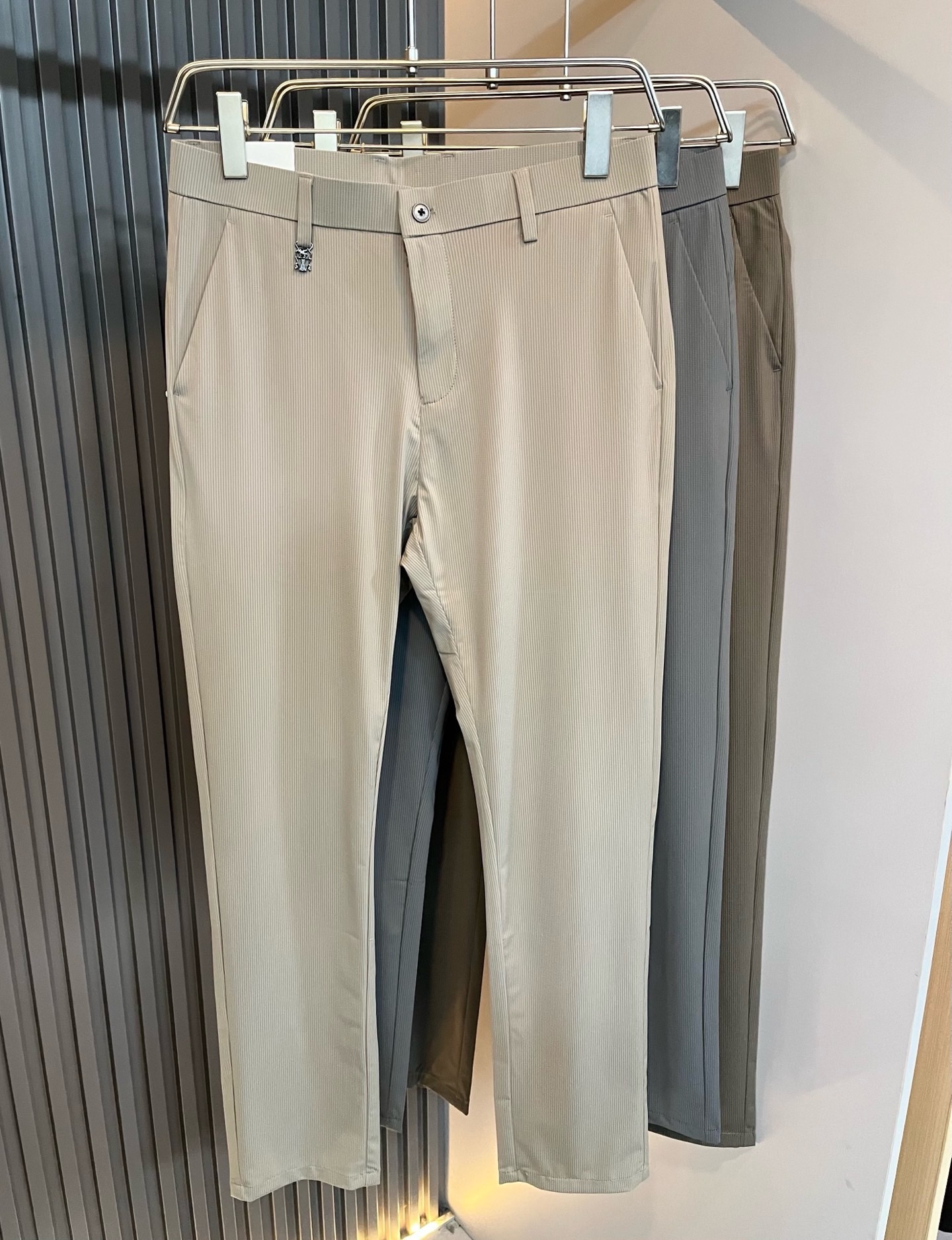 NO:909706,BC-Brunello Cucineli 2026 spring and summer new men's fashion high-end casual trousers, Hong Kong channel goods, original Japanese factory production, pure blood quality, perfect continuation of the essence and genes of the LOE* family, from the main fabric to the detailed craftsmanship, all demonstrate the ingenuity of quality, use multiple brand element logos to interpret, select precious materials to construct the hardware logo design!  A soulful expression of identity!  We provide customers with high-grade imported elastic spandex fabrics, very high-end and fashionable detailed craftsmanship, and the red ear cloth is made by a specific antique loom. This element means it is worth savoring!  It is invincible in terms of matching, interpreting the versatility in place, paying attention to the details, all the accessories are supplied by foreign merchants, the tailoring is fit and slim, and the upper body butt lifting effect is excellent. It is a styling item that can only be found but not sought after!  Size 30-40,,brunello cucinelli,loewe,19860909BC-Brunello Cucineli 2026春夏新品男士时装款高端休闲西裤,香港洋行渠道货,日本原厂出品,纯血统品质,完美延续了LOE*家的精髓与基因,从主体面料到细节工艺,无不彰显出品质的匠心所在,运用多个品牌元素标识来诠释,选取矜贵的材质构建五金logo设计！属于灵魂式的身份彰显！客供高级进口弹力氨纶面料,非常高级且时髦的细节工艺,赤耳布是由特定古董织布机完成,此元素代表非常值得细品悦人！在搭配上所向无敌,把百搭阐释到位,细节匠心考究,辅料皆为外商客供,剪裁合体修身,上身提臀效果绝佳,可遇而不可求的造型单品！尺码30-40,,brunello cucinelli,loewe,,Men's clothing