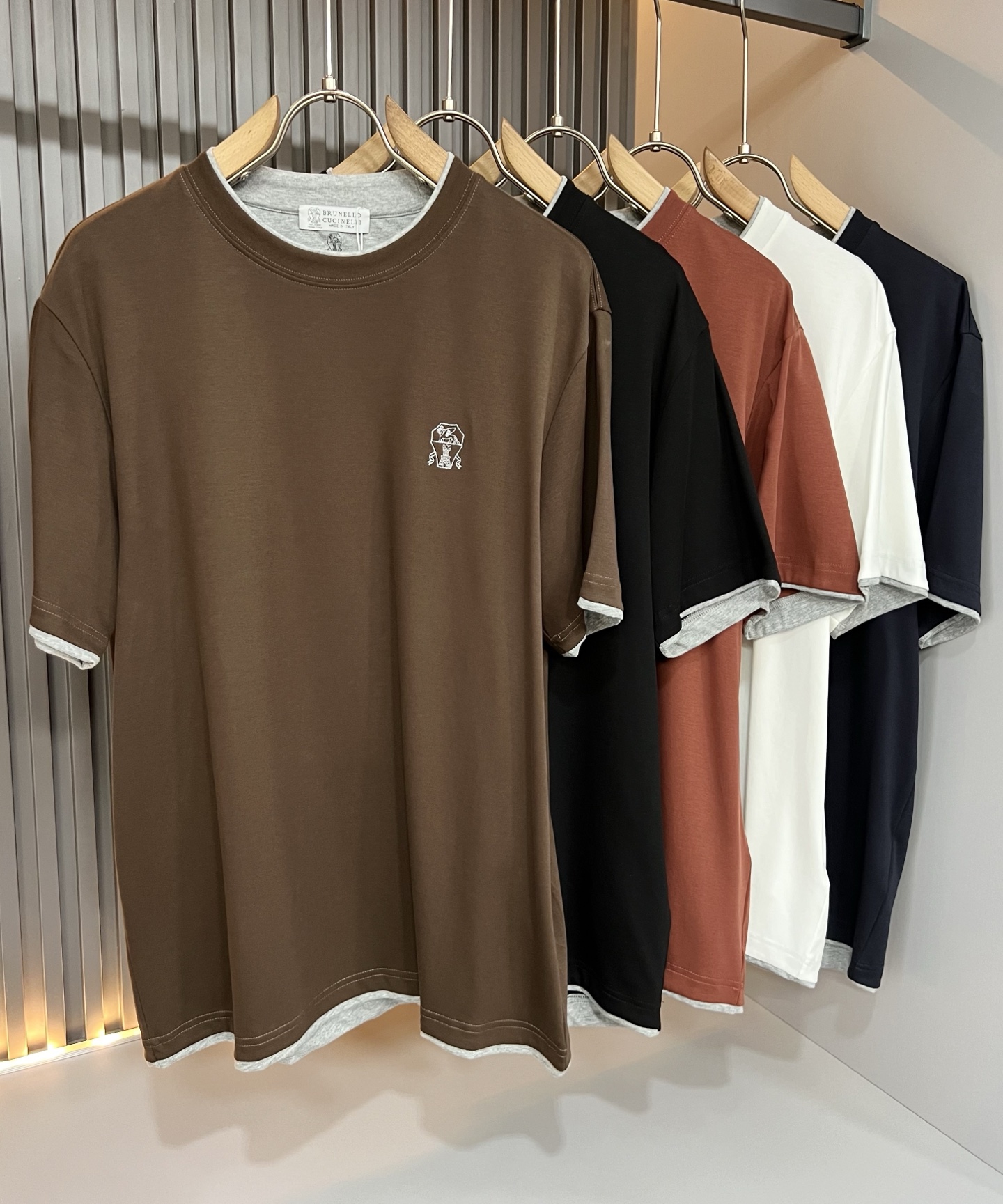 NO:909703,BC-Brunello Cucineli 2026 new spring and summer men's short-sleeved T-shirt, a fashionable and versatile item that many celebrities love to wear!  The LOGO embroidery on the chest is super nice. Friends who like classic simplicity must not miss this one!  The calm and elegant brand style has always been favored by the upper class! It is also the best choice for fashion items!  The upper body is so handsome, highly recommended!  !  !  The biggest attraction of this short-sleeved shirt is not only its own brand added value, but also the fact that this short-sleeved shirt is very cost-effective in terms of color matching and material!  Customized original exclusive fabric material design!  Eco-friendly washing, customized fabrics, and pre-shrinking treatment ensure a crisp fit. The combed cotton fabric feels super soft and smooth and absorbs sweat!  It does not deform after washing, feels comfortable and smooth, soft and comfortable on the upper body, classic fashion design, streamlined but not complicated, very attractive!  Size M-5XL,, brunello cucinelli, T-shirt, tees, t-shirt,19860909BC-Brunello Cucineli 2026春夏新款男士短袖T恤,众多明星都爱穿的时尚百搭单品！胸前LOGO刺绣超级好看,喜欢经典简约的朋友,一定不能错过了这款！沉稳大气的品牌风格一直以来备受上层人士的青睐!也是时尚单品的不二之选！ 上身帅到爆了,强烈推荐！！！这件短袖最大的吸引力除了他本身的品牌附加值,更加肯定的是这款短袖无论在颜色搭配还是材质上都有很高的性价比！ 定制原版专属面料材质设计！环保水洗,定制面料,预缩处理,确保版型的挺括,精梳棉面料手感超柔顺滑又吸汗！洗水不变形,手感舒适顺滑,上身柔和舒适,经典的时尚设计,精简不繁,很是耐看！码数M-5XL,,brunello cucinelli,T-shirt,tees，t-shirt,,Men's clothing