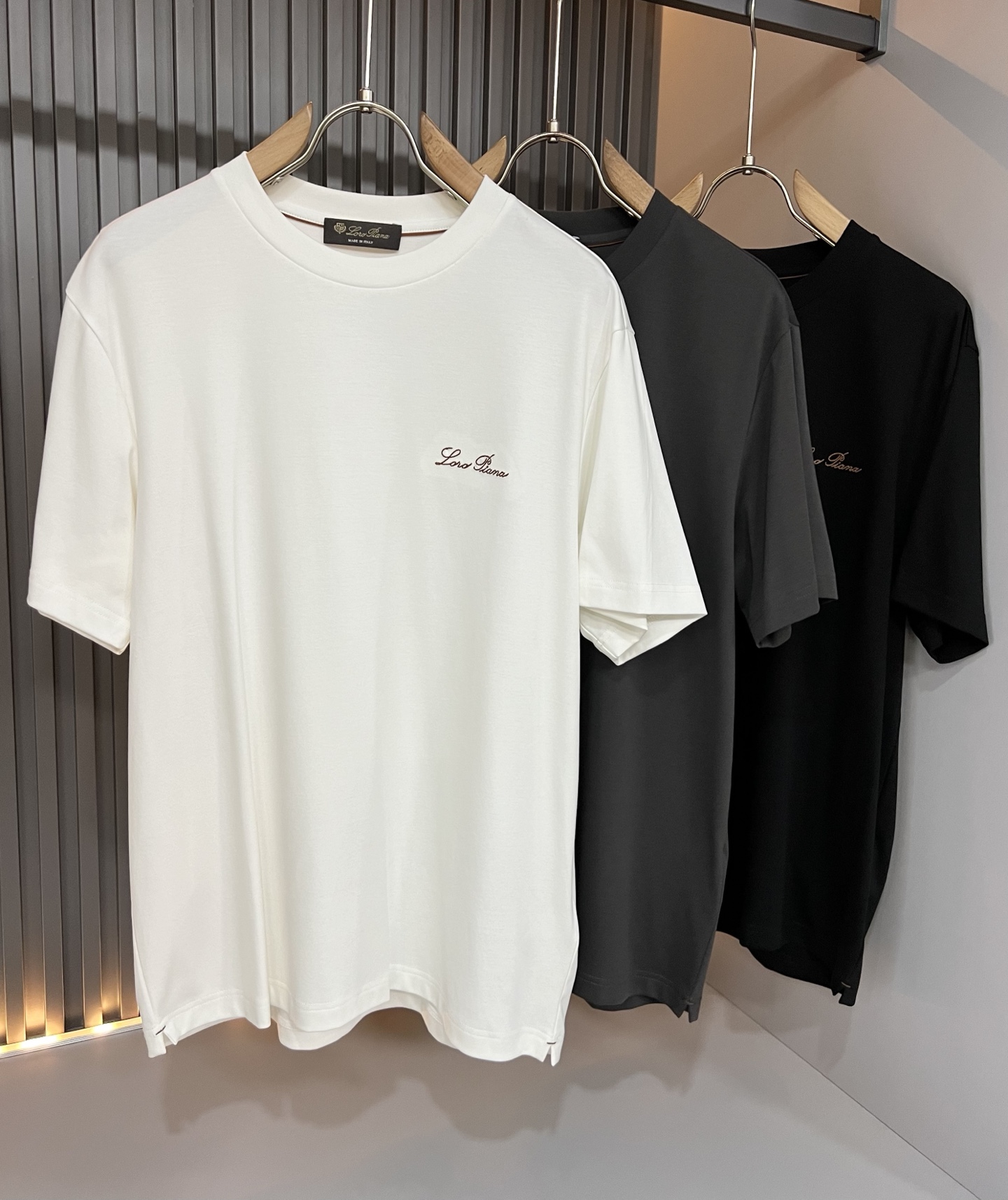 NO:909699,Loro Piana 2026 spring and summer men's latest trade order short-sleeved T-shirts, all in good condition!  !  Internet celebrity model!  Designed with logo embroidery!  The upper body is comfortable and breathable, not stiff, and has a rich three-dimensional feel overall. Quality export orders, customized exclusive fabric tailoring, meet the simple needs of commuters for dressing. The upper body effect is very good, slimming, and not picky about the figure. The fabric workmanship... is impeccable. Only good craftsmanship and good fabrics can make you wear a good taste. It is a must-have item for everyone!  Size M-5XL,,loro piana,T-shirt,tees,t-shirt,19860909Loro Piana诺悠翩雅 2026春夏男士最新的贸易订单短袖T恤,全品相！！网红款！采用logo图案刺绣设计！上身舒适透气,不僵硬,整体有着丰富的立体感,品质出口订单,定制专属面料剪裁,满足通勤人们对于着装的简约需求,上身效果很好,显瘦,不挑剔身材.面料做工....无可挑剔,好工艺好面料才能穿出好品味一款,人手必备单品！尺码M-5XL,,loro piana,T-shirt,tees，t-shirt,,Men's clothing