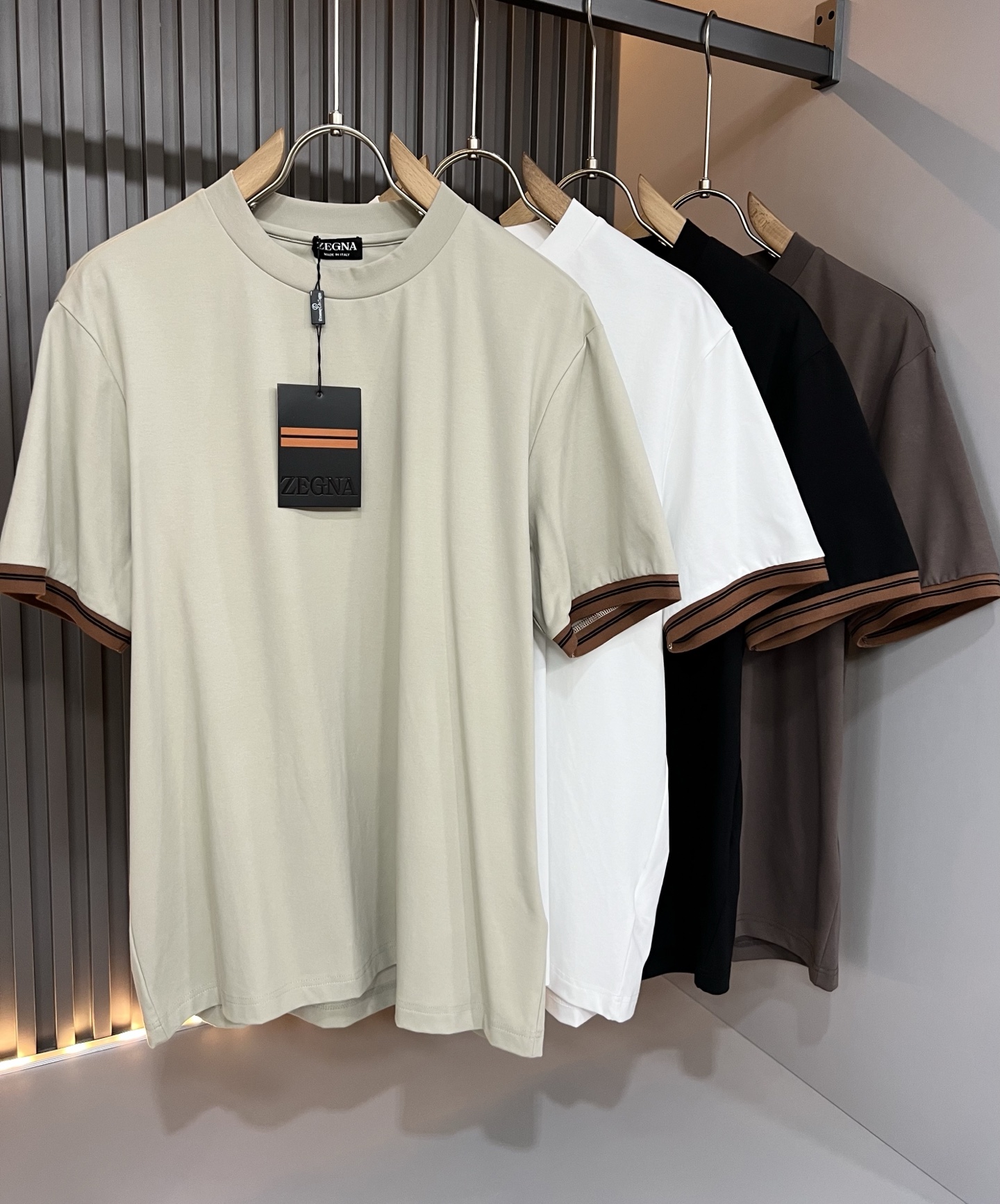 NO:909691,Ermenegildo Zeg*a 2026 spring and summer new men's casual short-sleeved T-shirt, order from foreign trade company!  It is one of Zegna’s classic proprietary fabrics!  Customized original pure cotton fabric!  The texture is fine and smooth, the touch is soft and delicate, but the shape is straight and stylish!  Details, extreme luxury...perfect interpretation of high-quality appearance. Sizes M-5XL,,zegna,T-shirt,tees,t-shirt,19860909Ermenegildo Zeg*a杰*亚 2026春夏新品男士休闲短袖T恤,外贸公司订单！是杰尼亚经典的专有织物之一！ 定制原版纯棉面料！质地细腻光滑,触感又柔软细腻、但型态又笔挺有型！ 细节、奢华极致… 完美演绎高品质品相.尺码M-5XL,,zegna,T-shirt,tees，t-shirt,,Men's clothing
