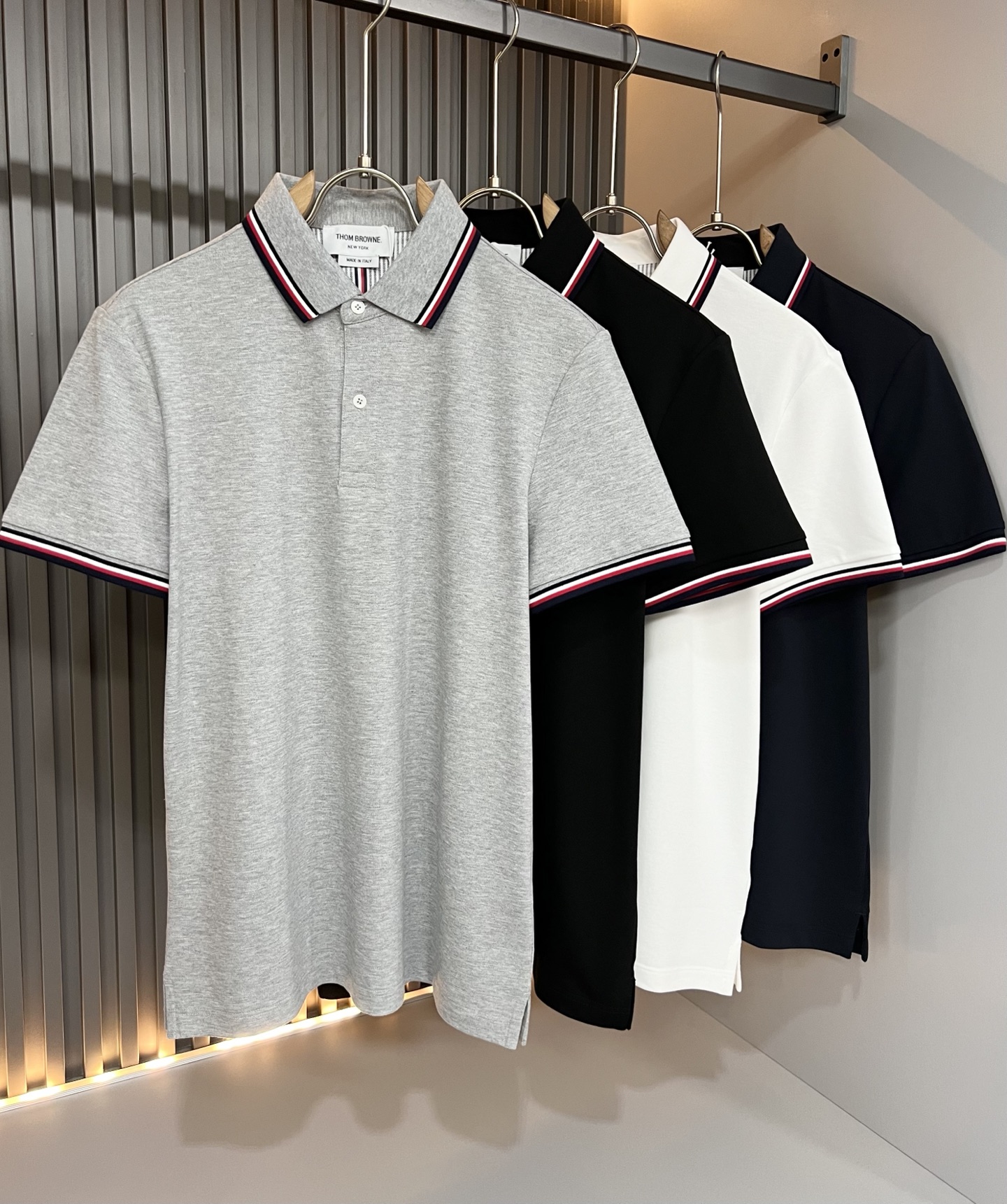 NO:909695,ThomBrow*e Thom* Lang ~ 2026 spring and summer new short-sleeved Polo shirt, available on the official website at the same time, unique design charm, very high-end, simple but not simple, a new model of ready-to-wear!  The fabric is made of unique piqué cotton fabric, which feels smooth and soft, has texture, and has a strong vertical sense. The upper body is smooth and not tight, and it does not feel sultry due to direct ultraviolet rays. The style is harmonious and unified, and the ultimate level of craftsmanship. The side is very unique tailoring design style, very tasteful, exquisite and delicate, easy to wear and comfortable, showing sports vitality and exquisite details. Classic and perfect version design, showing fashionable vitality in daily leisure life. Enhance men's charming style and become a high-end model. Size M-3XL, T-shirt,19860909ThomBrow*e汤姆*朗 ~2026春夏新款短袖Polo衫,官网同步有售,独特设计魅力,非常高端,简约不简单,成衣新典范！面料精选独特珠地棉面料,手感光滑柔软,有质感,有很强的垂直感,上身爽滑不紧绷,紫外线直射造成的闷热感,风格和谐统一,极致工艺水平.侧面非常独特裁剪设计风格,非常有味道,精致细腻,好穿舒适,展现运动活力,细节考究.经典完美版型设计,日常休闲生活中展现时尚活力.提升男士魅力格调,成就高端典范.尺码M-3XL,,T-shirt,,Men's clothing