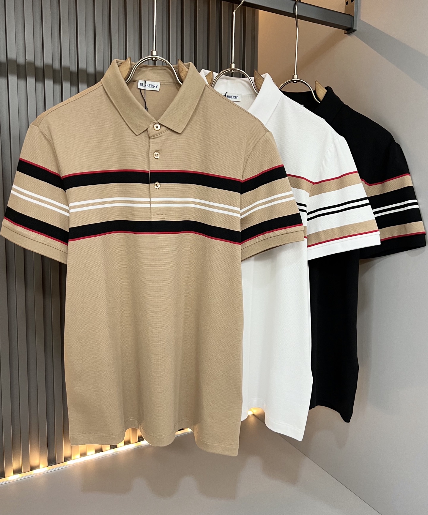 NO:909686,Bur*erry 2026 spring and summer new men's short-sleeved Polo shirt, the brand's latest design elements!  It’s neither monotonous nor complicated, just the right amount to show off your taste!  Customer-supplied top-quality customized pique cotton fabrics!  Comfortable, sweat-absorbent and breathable are not a problem at all. The unique luxury feel of the fabric presents a simple and elegant temperament!  Logo stripe design on the chest!  Full three-dimensional! Standard cutting design!  Every detail is in sync with high-end fashion. Sizes: M-3XL, burberry, T-shirt,19860909Bur*erry 巴*莉 2026春夏新款男士短袖Polo衫,品牌最新设计元素！既不单调也不复杂,恰到好处的展现品味！客供顶级定制珠地棉面料！舒适吸汗透气根本不在话下,面料独具的高奢感呈现简约优雅气质！胸前logo条纹设计！饱满立体!标准裁剪设计！每一处细节都是与高端时尚同步的体现.尺码:M-3XL,,burberry,T-shirt,,Men's clothing