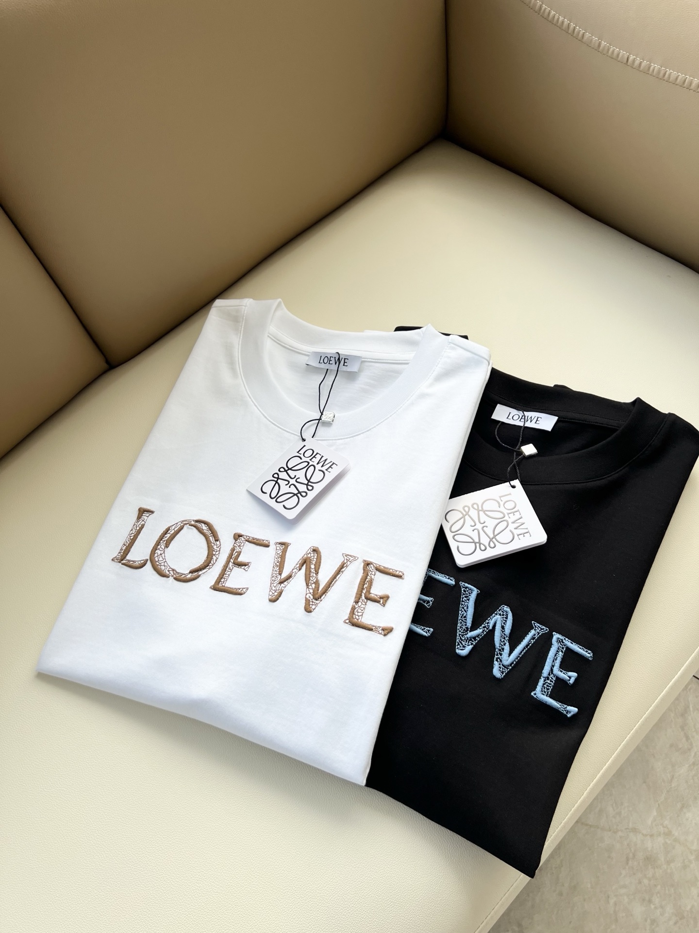 NO:912226,LOE*WE 2026 spring and summer new short-sleeved T-shirt for men and women, Italian original order channel, highly personalized and high-end style, logo pattern embroidery design!  Pure cotton short-sleeved T-shirt for couples!  !  The latest popular fashion product has arrived. It is a simple and high-end fashion item. It is a fashion product with very high-end charm and is a must-have item for fashion trends!  Italian original factory channel, special supply level order, released simultaneously by Hong Kong, Macao and Taiwan buyer stores. This model is also the latest popular product of Loewe family this year, and it is also the most classic product. Its specifications and quality are beyond doubt!  !  The selection is extremely diverse. It goes without saying that this style has that fresh and natural feeling, which highlights the brand's charm and high-end sense. The texture of this style is very good, and the weight and color that can be felt by hand are even better on the skin. It is a full wearing enjoyment!  !  Size: M-3XL,,loewe,loewe,T-shirt,tees,t-shirt,19860909LOE*WE罗*威 2026春夏新款男女同款短袖T恤,意大利原厂订单渠道,极具个性高级风,标志logo图案刺绣工艺设计！情侣款纯棉短袖T恤！！最新时尚潮流人气产物驾到,又是一款简约高级的时尚单品,穿搭魅力十分高级不俗的时尚产物 ,时尚潮流必备单品！意大利原厂渠道,特供级别订单,同步港澳台买手店发布,此款也是罗意威家今年的最新人气产物,也是最经典的产物,其规格跟档次更是毋庸置疑！！ 选择极具多样化,言而喻此款自然具备那种清新自然的感觉,彰显品牌魅力与高级感,此款的质感十分的到位,用手可以感知的重磅跟出彩亲肤程度更是上佳,十足的穿着享受！！尺码: M-3XL,,loewe,loewe,T-shirt,tees，t-shirt,,Men's clothing