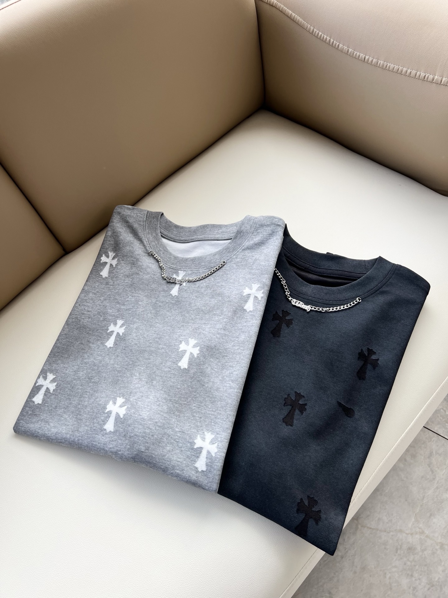 NO:912228,Chrome Hear*s Chrome Hear*s 2026 spring and summer new Chrome Hear*s short-sleeved T-shirt for men and women, wall crack recommendation!  The fashionable and arrogant Chrome Hear*s are loved all over the world. The 2026 SS detonating model, classic Chrome heart elements cut off short-sleeved T-shirts, panoramic logo pattern burnt flower design!  Full of fashionable luxury style and exuding charming artistic sense!  It is spacious and lazy, made of high-end exclusive washed pure cotton for customers!  The upper body is super comfortable!  Oversized silhouette with big dropped shoulders!  Same style for men and women!  Size M-3XL,,chrome hearts,T-shirt,tees,t-shirt,19860909Chrome Hear*s 克*心 2026春夏新品男女同款克*心短袖T恤,墙裂推荐！时尚傲娇的Chrome Hear*s,被全世界宠幸着.2026SS引爆款,经典克*心元素断绝短袖T,全景logo图案烧花设计！充满了时尚的奢华风,散发着迷人的艺术感！宽大慵懒,客供高端专属洗水纯棉材质！上身超级舒适！大廓形大落肩！男女同款入！尺码M-3XL,,chrome hearts,T-shirt,tees，t-shirt,,Men's clothing