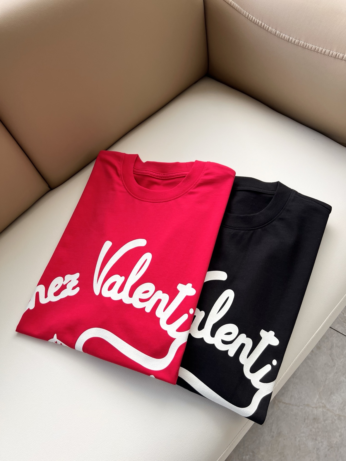 NO:912230,VALENTI*O～counter model, 2026 spring and summer new short-sleeved T-shirt, logo printed design on the chest!  Simple, fashionable and youthful, versatile style, the upper body feels very young and elegant!  It will never go out of style. It is available at all major counters at the same time. All foreign trade products are ordered by the trading company. The workmanship and details are in place and very particular. Fitted tailoring. The fabric is made of 260g pure cotton!  The upper body is comfortable and breathable, and the overall body has a good sense of stiffness. It is a basic daily wear. Whether worn alone or layered, it is simple and outstanding. Casual men and women should not miss it. Sizes M-3XL, valentino, valentino, T-shirt, tees, t-shirt,19860909VALENTI*O华伦*奴～柜台款、2026春夏新款短袖T恤衫,胸前logo压胶印花设计！简单时尚而年轻,百搭风格,上身感很年轻优雅！永远不会过时.各大柜台同步上市,外贸全品相贸易公司订单货品,做工和细节部位非常到位,非常讲究.合体的剪裁.面料采用260g纯棉面料！上身舒适透气,整体又有很好的挺括感,日常基础穿着.不管单穿还是内搭,简简单单就很出彩,休闲男女不容错过.尺码M-3XL,,valentino,valentino,T-shirt,tees，t-shirt,,Men's clothing