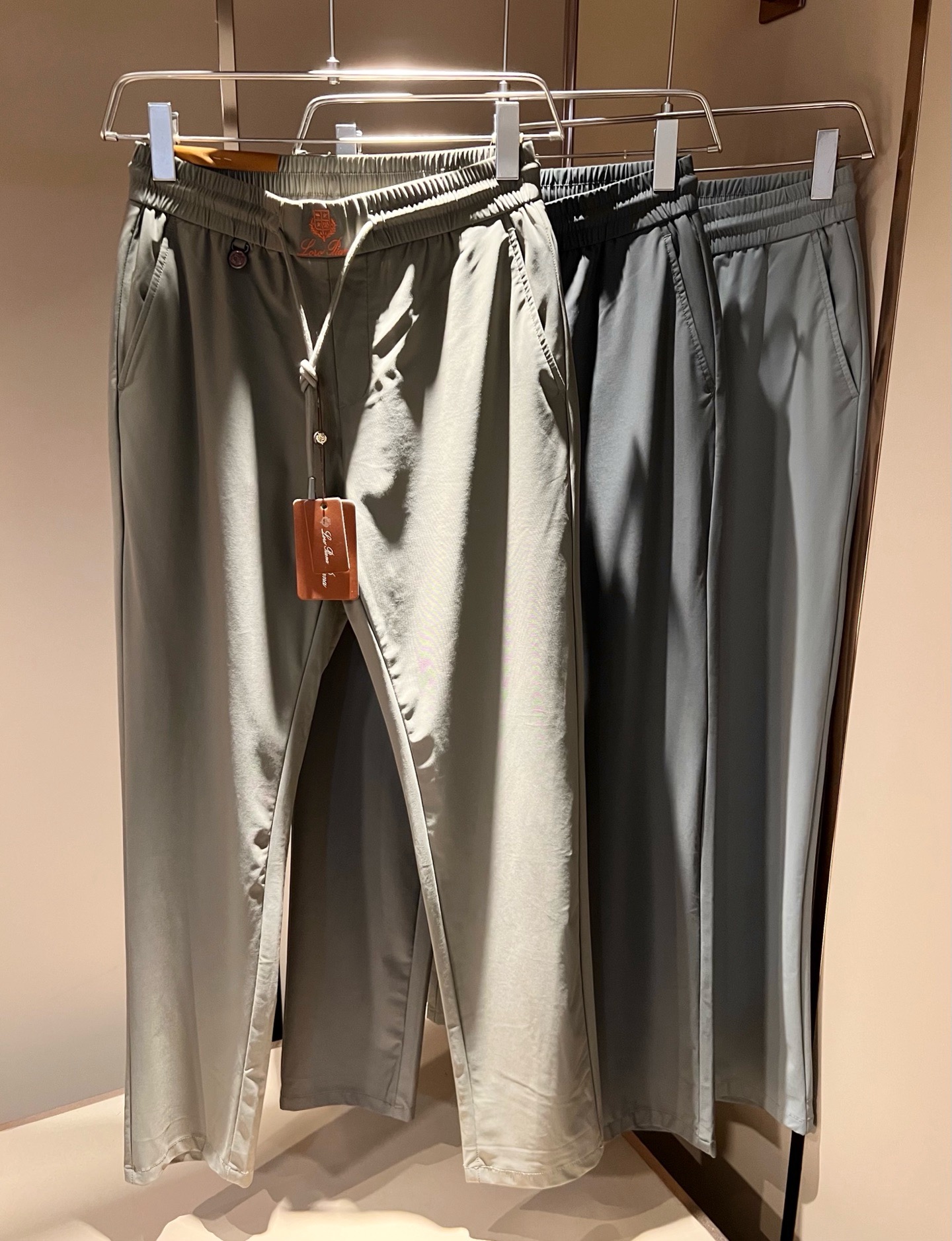 NO:912242,Loro Piana's 2026 spring and summer new men's fashion high-end casual pants, Hong Kong channel goods, original Japanese factory production, pure blood quality, perfect continuation of the essence and genes of the LP family, from the main fabric to the detailed craftsmanship, all demonstrate the quality of the ingenuity, using multiple brand elements to interpret, logo hardware design!  A soulful expression of identity!  We provide customers with high-grade imported elastic spandex fabrics, very high-end and fashionable detailed craftsmanship. The red ear cloth is made by a specific antique loom. This element represents the identity and rank of the trousers. It is worth savoring!  It is invincible in terms of matching, interpreting the versatility in place, paying attention to the details, all the accessories are supplied by foreign merchants, the tailoring is fit and slim, and the upper body butt lifting effect is excellent. It is a styling item that can only be found but not sought after!  Size 30-40 37 39,,loro piana,loro piana,19860909Loro Piana诺悠翩雅 2026春夏新品男士时装款高端休闲裤,香港洋行渠道货,日本原厂出品,纯血统品质,完美延续了LP家的精髓与基因,从主体面料到细节工艺,无不彰显出品质的匠心所在,运用多个品牌元素标识来诠释,标志logo五金设计！属于灵魂式的身份彰显！客供高级进口弹力氨纶面料,非常高级且时髦的细节工艺,赤耳布是由特定古董织布机完成,此元素代表着西裤的身份及段位,非常值得细品悦人！在搭配上所向无敌,把百搭阐释到位,细节匠心考究,辅料皆为外商客供,剪裁合体修身,上身提臀效果绝佳,可遇而不可求的造型单品！尺码30-40 37 39,,loro piana,loro piana,,Men's clothing