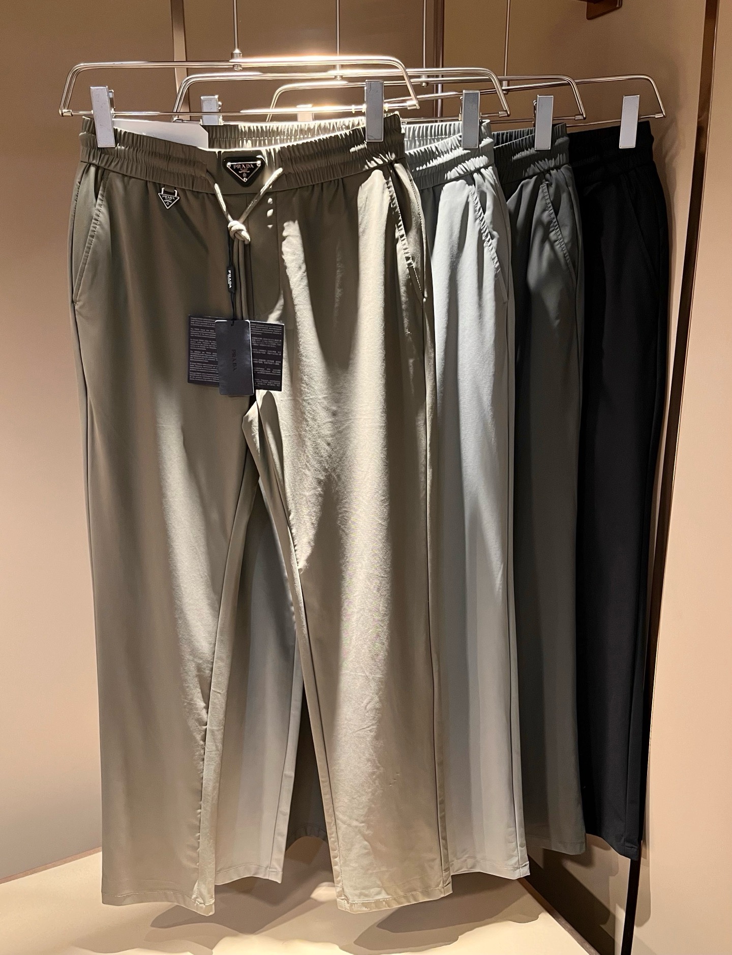 NO:912239,PRA*DA 2026 spring and summer new elastic blended spandex versatile casual pants, men's classic business casual basic trousers and trousers!  Trading company channels are rare, leading official website sales!  A pair of trousers with both design value and practical wearability. Taking into account the fashion sense at the same time, it is definitely the best item of the P family this year!  The fabric is wrinkle-resistant, light and easy to care for, feels light, silky and delicate, and has excellent breathable, moisture-absorbing and quick-drying properties. It is definitely the best choice for your autumn and winter wardrobe. If you get the actual product, you will definitely have an endless desire to repurchase it!  The basic style of suit pants, with just the right cutting technology, is very tolerant to the body shape, can well modify the shape of the legs, visually makes the legs longer and straighter, and adds a lot of points to your appearance and aura!  Customized YKK metal zippers, customized original logo hardware and accessories for decoration!  The iconic classic logo hardware badge patch on the back is self-evident in its recognition and luxury, and it is low-key without losing the sense of identity!  A versatile and basic classic, it can be easily used for both business and leisure. There is no reason not to buy it!  Size 30-40 37 39,,prada,business suit,19860909PRA*DA 普*达 2026春夏新款弹力混纺氨纶百搭休闲裤,男士经典商务休闲基础长裤西裤！贸易公司渠道稀出,领先官网发售！设计值与实穿性均在线的一款裤装,兼顾时尚感的同时,绝对算得上是今年P家最佳单品无疑！面料抗皱轻盈好打理,手感轻薄丝滑细腻,拥有着极佳的透气吸湿速干性能,绝对是秋冬衣橱中不二之选,实物到手绝对会让你有无限回购的渴望！基础的西装裤版型,恰到好处的裁剪工艺,对于身材包容性极好,能够很好的修饰腿型,在视觉上显腿长显腿直,为你的颜值与气场加分不少！客供定制YKK金属拉链,定制原版logo五金辅料修饰！后幅标志性经典标五金徽章贴饰,其辨识度与奢华感不言而喻,低调中不失身份感！百搭基础的经典,商务休闲皆可轻松应对,根本找不到不入手的理由！尺码30-40 37 39,,prada,business suit,,Men's clothing