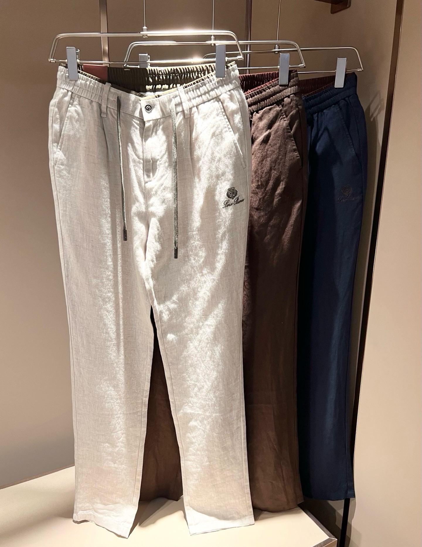 NO:912233,Loro Piana's 2026 spring and summer new men's cotton and linen casual pants, the latest trade orders, complete products!  !  Internet celebrity model!  The upper body is comfortable and breathable, not stiff, and the overall body has a rich three-dimensional feel. Quality export order, customized exclusive cotton and linen fabric tailoring, to meet the simple needs of commuters for clothing. The upper body effect is very good, slimming, and not picky about the figure. The fabric workmanship... is impeccable, only good craftsmanship and good fabrics can wear a good taste, a must-have item for everyone!  Size M-4XL,,loro piana,19860909Loro Piana诺悠翩雅 2026春夏新品男士棉麻休闲裤,最新的贸易订单全品相！！网红款！上身舒适透气,不僵硬,整体有着丰富的立体感,品质出口订单,定制专属棉麻面料剪裁,满足通勤人们对于着装的简约需求,上身效果很好,显瘦,不挑剔身材.面料做工....无可挑剔,好工艺好面料才能穿出好品味一款,人手必备单品！尺码M-4XL,,loro piana,,Men's clothing